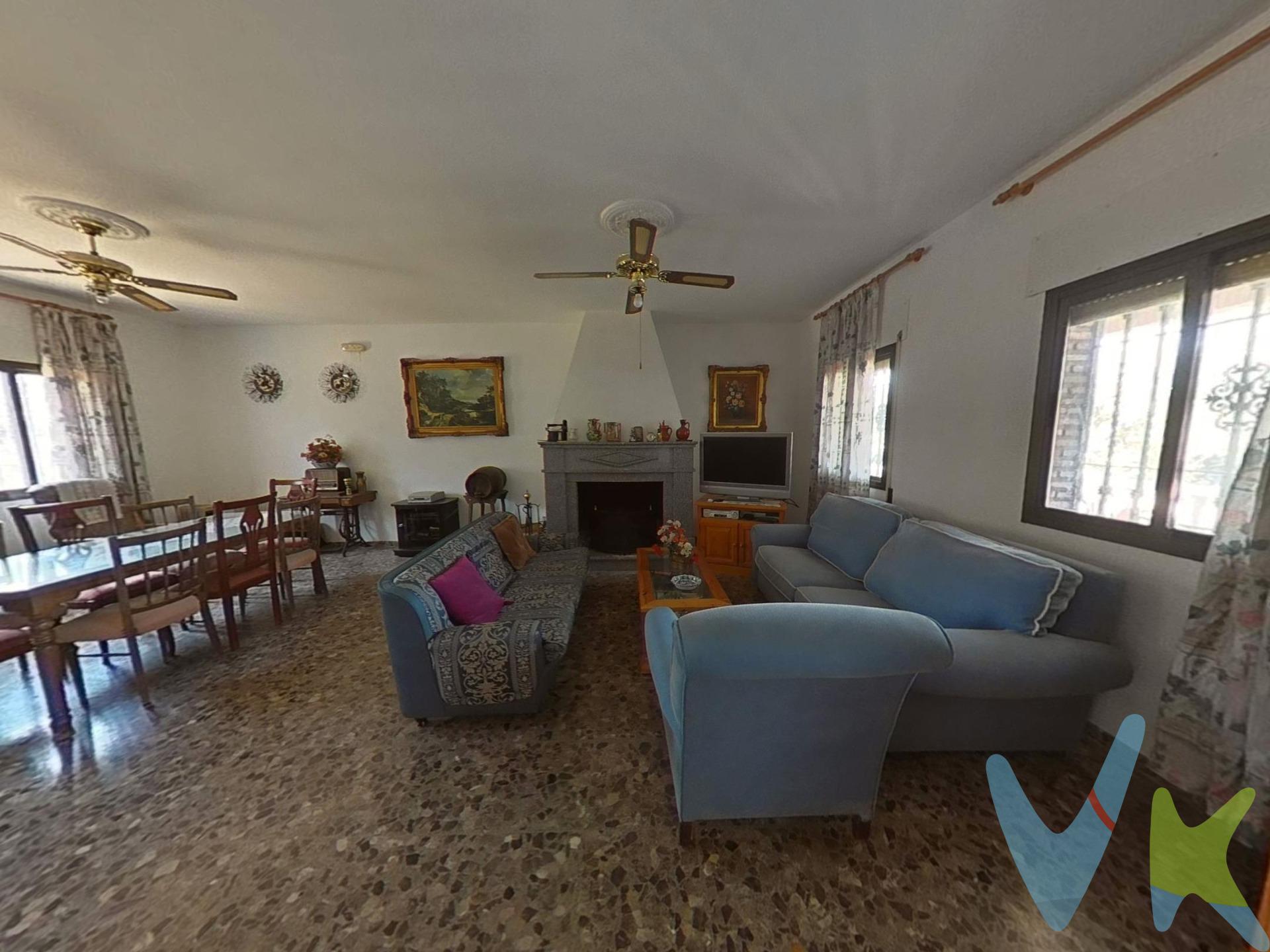 Descubre esta magnífica casa ubicada en la tranquila zona de Las Quemadillas, Córdoba. Con un precio atractivo de 195.000 euros, esta propiedad combina confort y naturaleza en un solo lugar. . La vivienda cuenta con una superficie construida de 174 m² y útil de 135 m² con declaración de obra nueva, lo cual la hace HIPOTECABLE,  incluye tres amplios dormitorios dobles y un dormitorio sencillo ideal para huéspedes o como oficina. Además dispone de dos baños completos bien equipados. La parcela tiene 1882 m² donde podrás disfrutar del aire libre rodeado por árboles frutales que aportan frescura al entorno. Esta casa también ofrece una encantadora terraza perfecta para relajarse mientras contemplas las vistas panorámicas del área circundante. Situada dentro de urbanización segura, es el espacio perfecto si buscas tranquilidad. . La electricidad es Endesa y el agua de pozo. ¡No pierdas la oportunidad! Este hogar te espera. El comprador tendrá un coste adicional de un 2,5% más IVA del precio de venta final, por el servicio de gestión, asesoramiento y formalización del proceso de compra. Este importe no está incluido en el precio publicado en venta. INFORMACIÓN ADICIONAL. Para cumplir con la normativa vigente tenemos a disposición del cliente el Documento de Información Abreviada D. I. A. Los precios indicados pueden sufrir alteraciones sin previo aviso. Los GASTOS DE LA COMPRA serán según ley (Notaria, Registro e Impuestos) y no están incluidos en el precio señalado. 