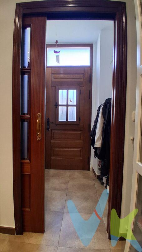  Casa con encanto en Cirauqui – 3 habitaciones, balcones y despacho
Se vende acogedora casa de 3 plantas en pleno corazón de Cirauqui, uno de los pueblos con más encanto de Navarra y paso del Camino de Santiago.
La vivienda se encuentra en muy buen estado y está distribuida de forma cómoda y funcional:
✔ Planta baja con cocina americana equipada, salón-comedor y baño completo.✔ Primera planta con 2 dormitorios, uno de ellos con balcón.✔ Última planta con suite principal, baño completo, balcón y espacio de despacho ideal para teletrabajo.
✨ Características destacadas:

3 habitaciones
2 baños
Calefacción individual de gas natural
Estructura de hormigón
Muy buen estado de conservación
Vivienda luminosa y tranquila

Ubicada cerca de todos los servicios: colegio, comercios, centro de salud y ayuntamiento.
Ideal tanto como vivienda habitual, segunda residencia o inversión turística.
Contacta para más información o concertar una visita.
Datos meramente informativos y sin valor contractual. Impuestos y gastos no incluidos. Honorarios de agencia a cargo del vendedor. No se cobran honorarios al comprador.