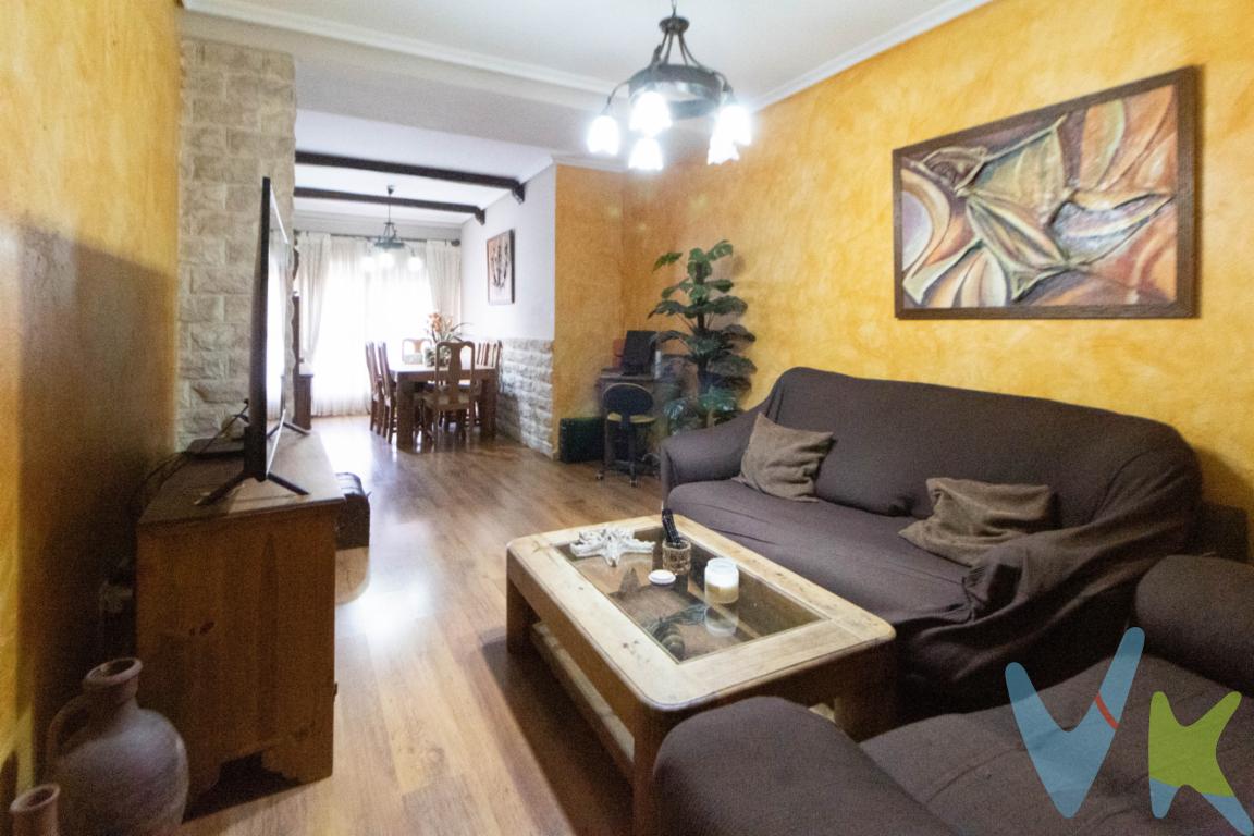 ¡GRAN PISO A LA VENTA A UN PASO DE CORTES VALENCIANAS1Si estás buscando un piso amplio para tu familia, con todas las comodidades y con una gran terraza, no te puedes perder esta increíble oportunidad de adquirir un piso en una de las zonas más de moda de Valencia, justo al lado de las Cortes Valencianas!Este magnífico piso cuenta con un gran salón comedor, ideal para disfrutar de momentos en familia o con amigos.La espaciosa cocina tiene acceso a una práctica galería, brindándote espacio adicional para almacenamiento y lavandería.El piso dispone de dos baños, uno de ellos con una moderna ducha y el otro con una relajante bañera en suite, perfecto para consentirte después de un largo día de trabajo, o simplemente para encontrar tu momento de relax.Con tres habitaciones, tendrás espacio más que suficiente para acomodar a toda tu familia o utilizar una de ellas como estudio o sala de juegos según tus necesidades.Una de las joyas de esta propiedad es su gran terraza, donde podrás disfrutar de agradables momentos al aire libre y organizar tus barbacoas con familia y amigos, dispone también de piscina exterior con jacuzzi, para los calurosos días de verano.Además, su ubicación en las cercanías de las Cortes Valencianas, a un paso del nuevo campo de Mestalla, te brinda acceso a una amplia variedad de servicios, tiendas, restaurantes y transporte público, haciendo de esta zona un lugar realmente deseable para vivir.No dejes pasar esta oportunidad de adquirir un piso espacioso y bien ubicado en Valencia.¡Contáctanos hoy mismo para obtener más información y concertar una visita!Por mandato expreso del propietario, comercializamos este inmueble en exclusiva, lo que garantiza el mejor trato y fiabilidad de la negociación. Por este motivo, se ruega no molestar a los propietarios ni ocupantes de la propiedad. Si usted es agente inmobiliario y tiene un cliente para este inmueble, llámenos, estaremos encantados de colaborar con usted. La descripción del presente inmueble e imágenes tienen mero carácter informativo y en ningún caso carácter contractual, pudiendo ser modificados por la inmobiliaria sin que ello implique responsabilidad alguna frente a terceros. En el precio de compra no están incluidos los gastos de la misma, como son: ITP, Notaría, registro, gestoría y honorarios de la inmobiliaria. Agencia Registrada con el N.º 90 en el Registro Obligatorio de Agentes Inmobiliarios de la Comunitat Valenciana. Puede consultar en la web de la GVA.