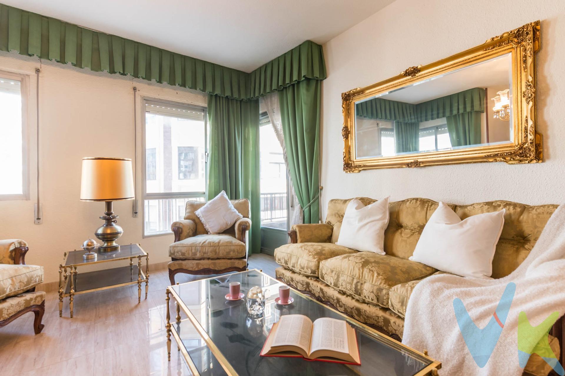 Descubre este impresionante piso, ubicado en una de las zonas más emblemáticas del centro de Cartagena. Con un precio atractivo de 328.000 euros y una amplia superficie construida de 177 m², esta propiedad ofrece el espacio ideal para disfrutar tanto como vivienda familiar o adaptarla a despacho profesional. El inmueble cuenta con cuatro amplias habitaciones dobles que garantizan comodidad y privacidad; además dispone de dos baños completos y un aseo adicional. Conservado en perfecto estado 'para entrar a vivir' y orientado al sur, goza así mismo del privilegio único que otorga su localización: situado en C/ El Carmen, donde se celebran procesiones y desfiles durante todo el año. Esta atmósfera vibrante no solo añade valor emocional sino también comercial si decides utilizarlo como oficina para notaría, abogados u otras asesorías profesionales. No pierdas la oportunidad única de adquirir este pisazo estratégico en pleno corazón cartagenero. Comercialización en multidifusión. Por mandato expreso del propietario, este inmueble se comercializa en multiexclusiva, lo que garantiza un acceso completo a la información, un servicio profesional y una gestión ordenada, sin interferencias de terceros. Si eres agente inmobiliario y tienes un cliente interesado, estaremos encantados de colaborar. Contáctanos sin compromiso. Una compra tranquila y bien acompañada. Al contactar directamente con nosotros, evitarás molestias innecesarias a la propiedad. Nos encargamos de toda la intermediación, facilitándote la documentación, la información necesaria y un trato cercano, claro y sin complicaciones. Te informaremos con total transparencia de todos los aspectos de la compra, incluidos gastos y honorarios de agencia para que tomes decisiones con calma y seguridad. Nuestra forma de trabajar se basa en algo muy sencillo:. Calma la tranquilidad de comprar tu vivienda con acompañamiento profesional en todo el proceso con nosotros. Información legal. La descripción del inmueble y las imágenes publicadas tienen carácter meramente informativo y no contractual. El precio ha sido fijado por la propiedad y podría sufrir variaciones hasta su formalización en contrato de compraventa. Gastos de la compra. Impuestos (ITP). Con bonificación: 3 %. Sin bonificación: 7,75 %. Notaría y Registro: aprox. 1.000 €. Honorarios de agencia: 3 % + IVA, con un mínimo de 3.000 € + IVA (No incluidos en el precio de venta).