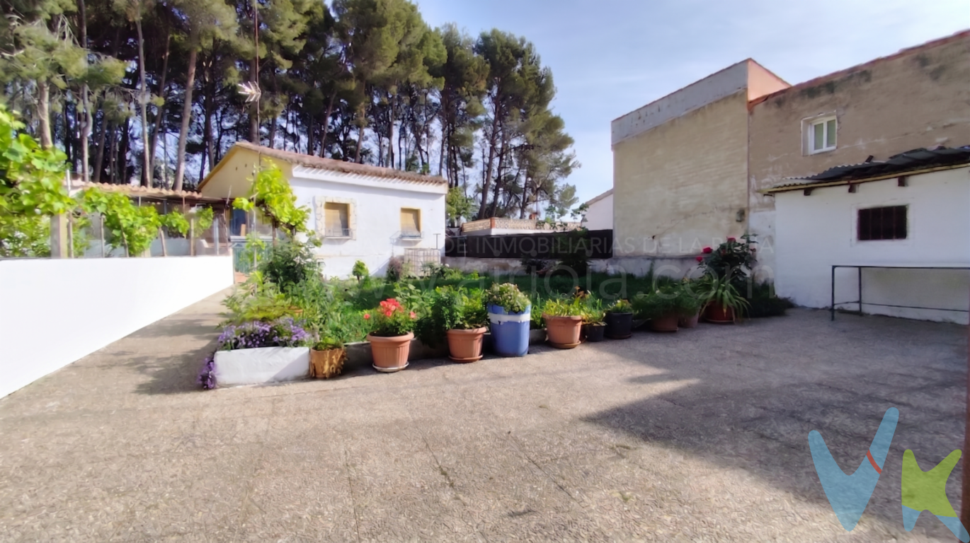 Casa amplia en venta con mucho terreno en la zona de Avenida de Burgos LogroñoCon un diseño amplio y acogedor, esta propiedad ofrece una edificación 64,62 metros cuadrados sobre un terreno total de 496 metros cuadrados.La vivienda dispone de cuatro habitaciones, perfectas para adaptarse a diversos estilos de vida. El sistema de alcantarillado contribuye a la funcionalidad general de la vivienda, asegurando su comodidad. Además, la propiedad se encuentra estratégicamente ubicada cerca de paradas de autobús. Esta cercanía al transporte público ofrece una conexión rápida y eficiente con el resto de la ciudad, facilitando los desplazamientos diarios.Cada aspecto de esta vivienda ha sido cuidadosamente pensado para ofrecer la máxima calidad de vida. El equilibrio entre su ubicación, espacio y facilidades hace de ella una opción destacada en el mercado inmobiliario de Logroño. Imagínese disfrutando de su nuevo hogar, con espacio suficiente para sus seres queridos y todas las comodidades al alcance de su mano.La zona es conocida por su tranquilidad y su ambiente acogedor. Esta área de Logroño combina la serenidad de una zona residencial con la conveniencia de tener todo lo necesario a poca distancia.Una casa así no permanece mucho tiempo en el mercado. Se trata de una oportunidad única para adquirir una vivienda en una de las zonas más solicitadas de Logroño. Las visitas están abiertas y somos flexibles con los horarios para adaptarnos a su conveniencia. No pierda la oportunidad de conocer este gran inmueble y de contemplar en persona todo lo que tiene para ofrecer.Estamos a disposición para resolver cualquier duda o para concertar una visita. Esta es su oportunidad para convertirse en el propietario de una residencia en una ubicación inmejorable, con un ambiente excepcional que está esperando a ser disfrutado. Llame hoy mismo y descubra cómo podría empezar una nueva etapa de su vida en esta maravillosa casa. La llave de su nuevo hogar está a tan solo una visita de distancia. 