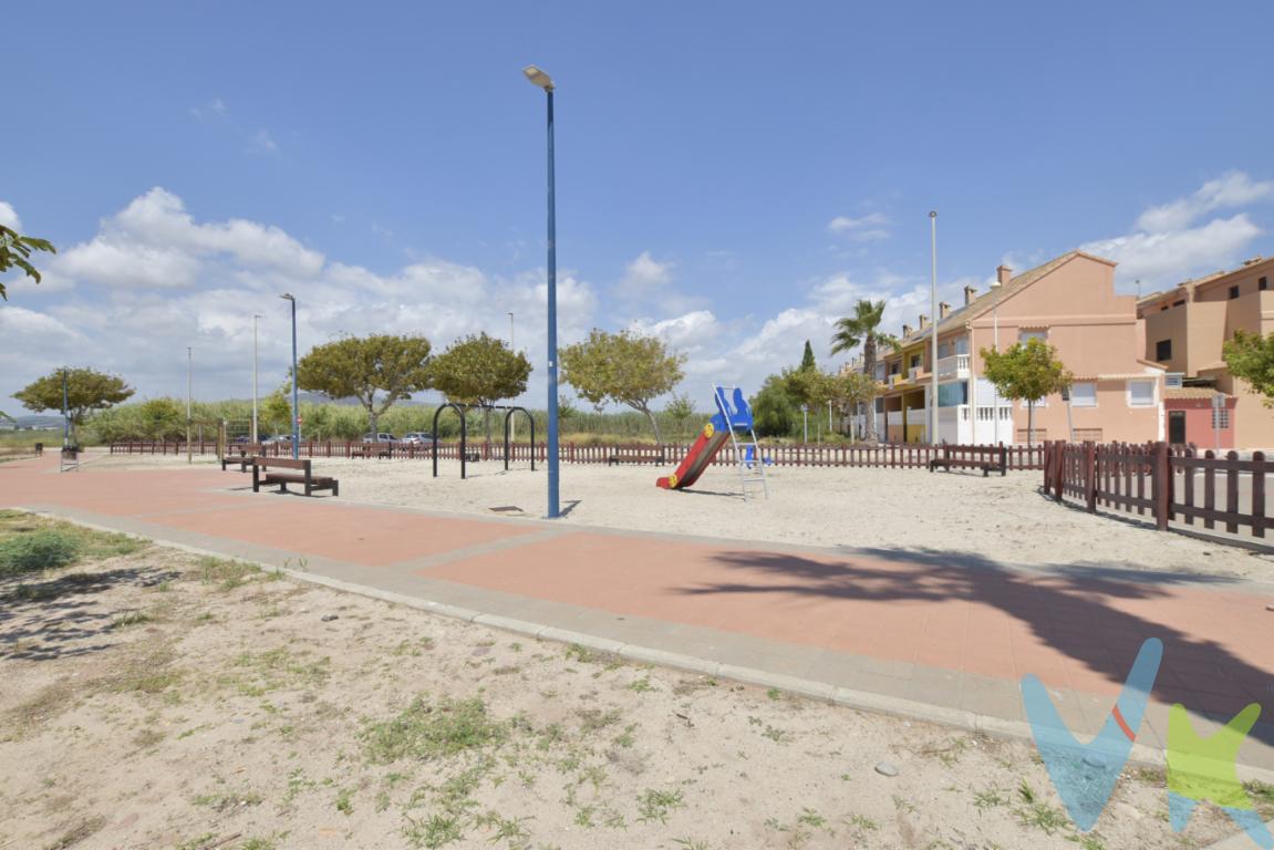 Te proponemos una propiedad en Puçol, lindando con la Marjal dels Moros, zona protegida de gran valor medioambiental y  junto al mar con vistas a la playa. Vivirás todo el año en un enclave natural, autóctono y a la vez disfrutando de los 2km de playa y con un paseo marítimo que recorre de norte a sur. La hostelería y la densidad medio-baja de esta playa de l´Horta Nord, situada a 30 minutos de Valencia aproximadamente, la convierten en perfecta para los que buscan relax y descanso tras una jornada laboral. La casa está distribuida en tres plantas, tipo adosado, con buhardilla abierta pero sin acondicionar, 2 terrazas, una a la entrada cubierta y otra, en planta ático, sumando ambas un total de 27m2. También dispone de placas solares, dos aires acondicionados, tipo split, así como parking en semisótano tipo box cerrado, con espacio para más de 2 coches, espacio para trastero o tener un hobby... etc. En planta baja, se distribuye en salón comedor, aseo y cocina con salida a un patio de unos 11m2, ideal para lavadero, tendedero o espacio para las mascotas. Dispone de tres habitaciones, dos dobles con vistas a la playa y muy cerca de una zona ajardinada con parque infantil para los más pequeños de la casa. La vivienda tiene unos 108m2 construidos y el garaje unos 65m2 construidos. El complejo con 24 viviendas unifamiliares al que se tiene  acceso a una piscina comunitaria para tomar un baño antes o después de ir a la playa o después de darse un paseo a primera hora del día. Lo tienes que ver para comprobar que estás en el lugar perfecto. ¿Hablamos? Llámanos y no pierdas la oportunidad. ¿Te gustaría enterarte en primicia de nuestros inmuebles en alquiler y venta? En VIVEKU.ES los publicamos con unos días de antelación.Contamos con 30 años de experiencia acreditada y nuestro objetivo es garantizarle un servicio de compra humano, ético, de calidad, fácil y seguro. Nuestro equipo lo integran agentes con la titulación AIR (Agente Inmobiliario Registrado) y Agentes Certificadores de la categoría Premium en certificación de inmuebles y debidamente registrados en el Registro de Agentes de Intermediación de la CV (RAICV 0743). Consulte en nuestras reseñas de Google lo que opinan los clientes que ya han trabajado con nosotros.El precio NO incluye: Impuestos, gastos de Notaría, registro y honorarios de inmobiliaria.    