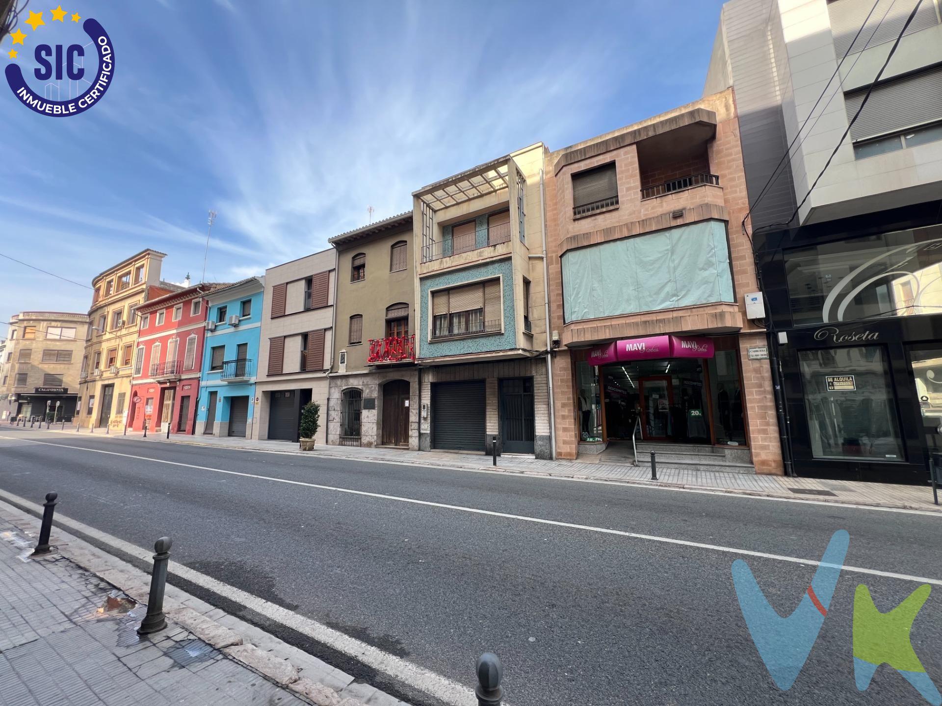 . Casa Vicente Parra, ubicada en Oliva, Valencia, es una majestuosa propiedad que combina historia, estilo y funcionalidad. Con un total de 303 m² distribuidos en cinco niveles —sótano, planta baja y tres plantas superiores— esta residencia ofrece una oportunidad única de vivir en un espacio lleno de encanto y versatilidad. El sótano, de 42 m², destaca por su bóveda de arco y su ambiente fresco, ideal para convertirse en una bodega de ensueño. La planta baja, con espacio para varios vehículos, cuenta con estancias amplias y un baño completo, proporcionando comodidad y practicidad. Las dos plantas intermedias, que oscilan entre 81 y 85 m² cada una, albergan espacios diseñados para la vida cotidiana, como dormitorios y salas de estar, mientras que la última planta, de 12 m², es perfecta como ático o terraza privada. El interior fusiona elementos tradicionales y modernos con un estilo único. Suelos que evocan un tablero de ajedrez adornan varias habitaciones, aportando carácter y personalidad al espacio. Los detalles de madera, como armarios y puertas, generan una sensación de calidez, mientras que las elegantes lámparas de araña añaden un toque sofisticado a las estancias. La cocina, cuenta con armarios de madera,encimera de granito y revestimientos de azulejos, mientras que los baños están alicatados, requieren una reforma, para decuarlos a los estandares actuales y aumentar  la comodidad y funcionalidad. Las grandes ventanas permiten que la luz natural inunde las zonas de estar, ofreciendo además vistas privilegiadas del entorno urbano. La terraza en la azotea, con vistas panorámicas de Oliva, crea el escenario perfecto para disfrutar momentos de relajación al aire libre. Esta propiedad tiene una historia especial: fue rehabilitada por el célebre actor Vicente Parra, natural de Oliva, a finales de la década de 1960, adquirida para su familia, antes de trasladar su residencia a Madrid. Localizada en el futuro bulevar central de Oliva, es una pieza emblemática que forma parte del legado cultural de la ciudad. Con su diseño multifacético, ambientes acogedores y una historia que conecta con figuras ilustres del cine español, Casa Vicente Parra es perfecta para una familia numerosa, para su transformación en unidades independientes o incluso para convertirla en un legado patrimonial único. No pierda la oportunidad de adquirir este inmueble que encapsula tradición, historia y elegancia.