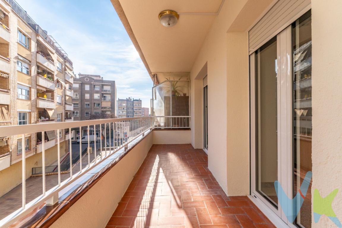 En la zona de Ponent, en Reus, se encuentra este piso en venta situado en una segunda planta con ascensor, dentro de un edificio de 1974 excelentemente conservado. La vivienda ofrece 100 m² útiles (117 m² construidos) y una distribución cómoda tanto para familias como para quienes necesiten espacios amplios y versátiles.El piso ha sido actualizado recientemente en aspectos importantes: se ha renovado toda la carpintería exterior con aluminio y rotura de puente térmico, lo que mejora notablemente el confort acústico y térmico. También se han sustituido las instalaciones de agua y electricidad, aportando mayor seguridad y eficiencia al conjunto.La vivienda destaca por su excelente ventilación y la buena entrada de luz natural en todas las estancias. El salón-comedor cuenta con salida directa a un balcón, aportando amplitud y una agradable conexión con el exterior. Dispone de cuatro habitaciones bien distribuidas, ideales para uso familiar, despacho o invitados. La cocina con galería cerrada es independiente y funcional, y un baño completamente y de fácil acceso.Ubicada en una zona tranquila pero con todos los servicios a mano colegios, supermercados, parques y transporte público, esta vivienda ofrece comodidad sin renunciar a la vida urbana.Una opción interesante para quienes buscan un piso espacioso, luminoso y con mejoras ya realizadas, listo para adaptarlo a su estilo en una de las zonas más prácticas de Reus.El precio indicado corresponde al PVP (Precio de Venta al Público).Los gastos adicionales derivados de la compraventa como los de notaría, registro de la propiedad e Impuesto de Transmisiones Patrimoniales (ITP)no están incluidos en el PVP. Estos gastos pueden variar según el precio final de la operación y la normativa aplicable, ya que se calculan sobre la base imponible del valor de transmisión del inmueble. API: 659 AICAT: 2268 ANTONIO MIGUEL GIL LLABERIA  - VIVENDEX REUS PARTNERS SL