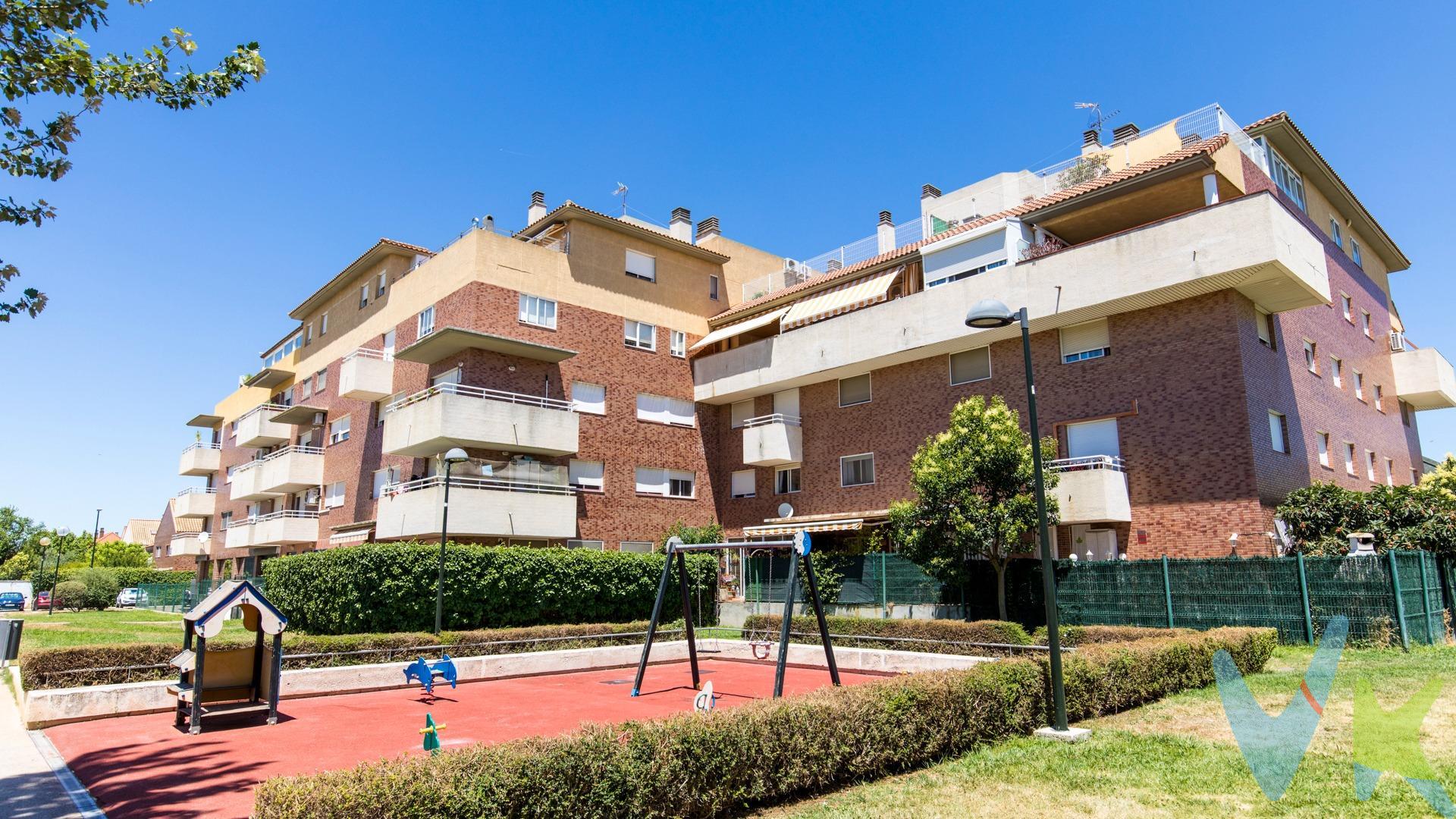 No todos los días aparece un dúplex con cuatro dormitorios y una terraza de más de 36 m². Y menos aún con tantas posibilidades para convertirlo en una casa completamente personal. Este dúplex de planta baja y superior en  venta en la calle Félix Ruiz Sánchez, Santa Isabel, ofrece amplitud, espacios exteriores y una distribución pensada para separar claramente la vida diaria de la zona de descanso. La planta principal está protagonizada por un gran salón-comedor de 32,15 m². Un espacio abierto y generoso, con metros suficientes para crear una cómoda zona de sofás, un gran comedor familiar e incluso distintos ambientes dentro de una misma estancia. La cocina, de 7,24 m², conecta directamente con el salón y cuenta con un ventanal interior que permite servir las comidas y mantener la comunicación entre ambos espacios. Actualmente necesita una reforma más profunda, lo que abre la puerta a modernizarla, hacerla más funcional o estudiar una mayor integración con la zona de día. Pero el gran valor de esta planta aparece al fondo del salón. La terraza. Desde el propio salón se accede a un espacio exterior de más de 36 m², dividido en un amplio porche cubierto de aproximadamente 27 m² y una zona descubierta de unos 9,65 m². El porche funciona prácticamente como una estancia más de la vivienda. Un lugar protegido donde instalar un gran comedor exterior, crear una zona de descanso, organizar reuniones familiares o disfrutar de las tardes sin depender tanto del tiempo. Y más allá, la parte descubierta aporta luz, sol y contacto con el exterior. Un rincón para las plantas, para tomar el aire, para preparar una pequeña zona verde o simplemente para sentarse y desconectar. Una terraza así no se limita a sumar metros. Cambia la forma de vivir la casa. Junto a la entrada de esta planta se encuentra también un aseo de cortesía, práctico tanto para el día a día como para las visitas. La escalera de caracol conduce hasta la segunda planta, reservada por completo a la zona de descanso. Aquí encontramos cuatro dormitorios, dos dobles y dos individuales, además del baño principal. Las habitaciones necesitan una actualización, pero sus dimensiones y su distribución permiten adaptarlas a diferentes etapas y necesidades: dormitorios infantiles, cuarto de invitados, despacho, vestidor o zona de estudio. Uno de los dormitorios cuenta, además, con salida directa a una segunda terraza de 7,80 m². Un espacio privado y luminoso que puede convertirse en un rincón de lectura, una pequeña zona de descanso o ese lugar tranquilo donde empezar el día al aire libre. La vivienda necesita una puesta al día. Algunas zonas, como el salón-comedor y los dormitorios, requieren principalmente una actualización estética, mientras que otras, especialmente la cocina, necesitan una reforma más completa. Y precisamente esa necesidad de reforma es también una oportunidad. Aquí no tendrás que conformarte con decisiones tomadas por otros. Podrás elegir los materiales, los colores y el estilo, y adaptar cada estancia a la forma en la que realmente quieres vivir. La propiedad incluye plaza de garaje y trastero, dos elementos especialmente valiosos para ganar comodidad y espacio de almacenamiento. El edificio dispone, además, de acceso para personas con movilidad reducida. Todo ello en una zona consolidada y familiar, rodeada de colegios, zonas infantiles, árboles y conexiones de autobús. Una casa para actualizar, sí. Pero también una vivienda con amplitud, luz, espacio exterior y una base magnífica para crear algo realmente especial. Ven a conocerla. Porque hay espacios que se entienden sobre el plano… y otros que empiezas a imaginar como hogar en cuanto los pisas. (Hay fotos editadas con IA, simplemente para que parezca más limpio, no se ha reformado estéticamente ningún ni se ha editado ningún material/estancia). 