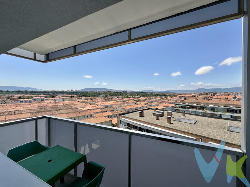 Si buscas una vivienda con amplitud, luz natural y vistas despejadas, esta puede ser una buena opción.Ubicada en calle Villafranca 4, en el barrio de Orvina (Chantrea), cuenta con todos los servicios del día a día a pocos minutos: comercios, colegios, zonas verdes y buena comunicación con el centro de Pamplona mediante transporte urbano.Se encuentra en un edificio rehabilitado, con revestimiento de fachada y ventanas cambiadas, actuaciones que mejoran el confort y la eficiencia energética del inmueble.Dispone de más de 90 m² útiles, distribuidos en 4 habitaciones, salón, cocina con despensa y balcón cerrado, baño, aseo y terraza. Su altura le proporciona vistas abiertas sobre la ciudad y la orientación noroeste-suroeste favorece la entrada de luz a lo largo del mediodía y tarde.La vivienda se encuentra de origen, ofreciendo la posibilidad de actualizarla y adaptarla a las necesidades y preferencias de sus futuros propietarios, aprovechando sus metros y su distribución.Una vivienda con espacio, luz y vistas en una zona consolidada de Pamplona. ---------------------------------------------------------------------------------------- En cumplimiento de la normativa vigente, se informa de que el precio anunciado no incluye impuestos ni gastos derivados de la compraventa.El Impuesto de Transmisiones Patrimoniales (ITP) en Navarra será, con carácter general, del 6% sobre el mayor valor entre el precio de venta y el valor de referencia catastral, salvo bonificaciones o tipos reducidos aplicables según las circunstancias del comprador.Los gastos de notaría, registro y, en su caso, gestoría y tasación hipotecaria, serán a cargo del comprador conforme a los aranceles oficiales vigentes.La plusvalía municipal será asumida por la parte vendedora.Los honorarios de la agencia inmobiliaria están incluidos en el precio de venta. No se cobran honorarios al comprador.