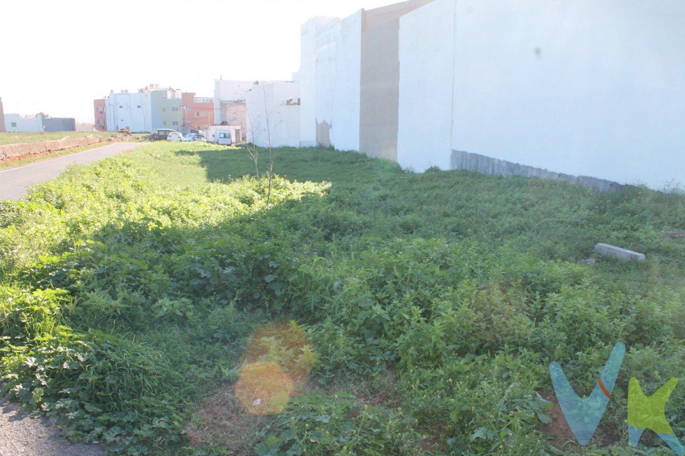 . Si lo que se desea es construir un edificio de viviendas  , la normativa es la B2,  por lo que es viable 2 plantas bajo rasante (sótano ) como  garaje y 2 plantas de viviendas sobre rasante más 1 planta  ático. . Solar de 384 m2 apto para construcción de vivienda unifamiliar o edificio de viviendas con plazas de garaje.    . Está situado cerca de colegios, tiendas, centro de salud y a pocos metros de la autopista Sur Las Palmas.    !!Si quiere tener más información del mismo no dude en contactar con nosotros¡¡.   .  Información: En el precio no incluye los gastos de impuestos y demás gastos que legalmente correspondan al comprador del inmueble, sujeto a ITP del 6,5%. Base imponible: el mayor valor  entre 1) el precio de venta 2) valor de referencia catastral. Gastos Notaría y Registro  entre 1200€ y 1500€ aproximadamente según aranceles. Financiación: gastos de hipoteca, tasación y gastos bancarios a cargo del comprador y según su necesidad y elección. Servicio de intermediación y honorarios de inmobiliaria a cargo del vendedor. Operación y condiciones de compraventa sujeta a aceptación expresa del vendedor. Para acceder a la información y documentación legalmente exigible por el consumidor contacten con nosotros. 