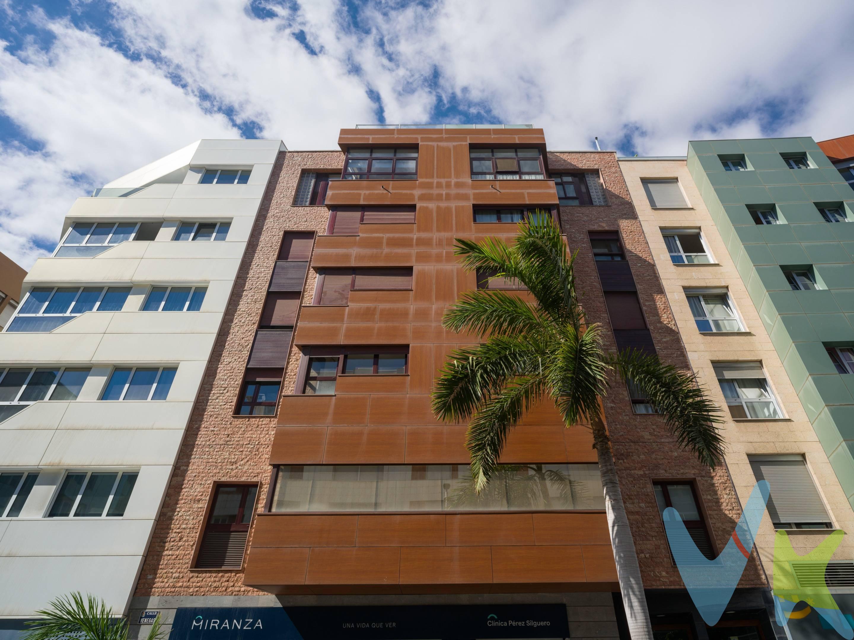 En venta estupendo dúplex en el corazón de Las Palmas de Gran Canaria, junto a Triana. Si buscas comodidad, ubicación privilegiada y una vivienda moderna, ¡este es tu hogar!.  Situado en una calle tranquila con acceso por Las Venegas, a escasos pasos del Parque San Telmo, la Avenida Marítima y la zona comercial de Triana, el epicentro de la vida urbana en Las Palmas. Rodeado de servicios, centros médicos, restaurantes y comercios, donde no necesitarás ni coche para tu día a día.  Características del dúplex:. 3 habitaciones (una en planta baja, dos en planta alta). Salón acogedor con cocina de concepto abierto. 2 baños completos (uno en suite en el dormitorio principal). Zona de lavado independiente. Espacio bajo cubierta tipo buhardilla, ideal como despacho, sala de juegos o rincón de lectura, con luz natural y ventilación. Aire acondicionado en las principales estancias. Plaza de garaje incluida en el precio. Edificio de construcción relativamente reciente.  Todo esto en una ubicación inmejorable, combinando tranquilidad y cercanía a la zona más dinámica de la ciudad. No dejes pasar la oportunidad de vivir en un hogar único en pleno centro de Las Palmas. ¡Ven a visitarlo y enamórate!
