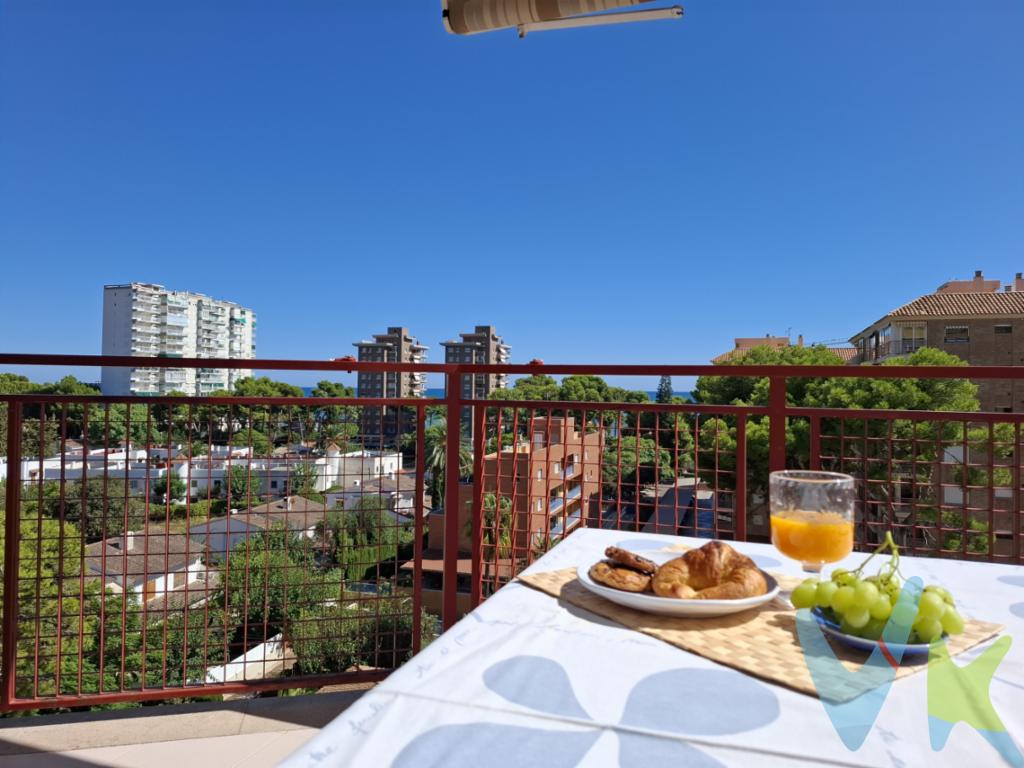 Registro de Agentes de Intermediación Inmobiliaria de la Comunidad Valenciana con el número RAICV 1399En el distinguido entorno de Voramar, Benicassim, se encuentra una oportunidad única: un piso en venta que no solo sobresale por su privilegiada ubicación, sino también por sus múltiples comodidades. Situado en una sexta planta de un edificio construido en 1993, este inmueble ha sido diseñado pensando en el confort y la calidad de vida. Con un espacio habitable de 75 metros cuadrados útiles y un total de 110 metros cuadrados construidos, esta propiedad se ofrece completamente amueblada y lista para ser habitada.Al entrar en la vivienda, se puede apreciar inmediatamente la amplitud y luminosidad de sus espacios. Tres espaciosas habitaciones proporcionan un ambiente acogedor, ideal para descansar tras un largo día o para ser usadas como dormitorios, oficinas o áreas de lectura, al gusto del nuevo propietario. Los acabados de calidad y la disposición óptima de los muebles potencian la funcionalidad y estilo del lugar.El salón se presenta como el corazón del hogar, beneficiado por una cuidada cocina que incluye electrodomésticos. El salón se conecta a una hermosa terraza cuya presencia permite disfrutar de momentos de tranquilidad o reuniones al aire libre, añadiendo un valor incalculable a la experiencia de vivir aquí.Externamente, el edificio ofrece ventajas que difícilmente se encuentran reunidas en una sola propiedad. Una piscina se presenta como el punto focal de la zona comunitaria, proporcionando un oasis refrescante durante las cálidas tardes de verano. Además, el jardín circundante invita a pasear y a disfrutar de un rincón verde, especialmente atractivo para aquellos que disfrutan de los exteriores.La comodidad no se limita al interior del piso; el edificio cuenta con un sistema de acceso fácil gracias a dos ascensores, asegurando así que el día a día sea más sencillo para los residentes. Además, el piso en venta incluye una plaza de garaje, proporcionado la tranquilidad de disponer de un aparcamiento seguro y accesible, una ventaja inestimable en una zona tan demandada como Voramar.La ubicación es extraordinaria, destaca la playa a 2 minutos andando, la vía verde para tus paseos después del trabajo y la oferta gastronómica, además de supermercados, centro de salud y farmacia,  logrando el balance perfecto entre conexión y serenidad.Pensado para aquellos que buscan un hogar que ofrezca una calidad de vida elevada, este piso es más que una simple inversión. Es un espacio que invita a ser vivido y disfrutado, un refugio que promete crear recuerdos inolvidables en cada uno de sus rincones. La suma de estas características hace de esta propiedad una opción inmejorable para quienes valoran la calidad, comodidad y un entorno excepcional.Le invitamos a visitar esta joya inmobiliaria en Voramar, Benicassim. Ahora es el momento de descubrir un hogar donde cada detalle ha sido cuidadosamente considerado para ofrecer una experiencia residencial única y satisfactoria. No pierda esta oportunidad de conocer en persona lo que podría ser su próximo hogar. Reserve su visita y sorpréndase con todo lo que esta propiedad tiene para ofrecer.Gastos, impuestos y honorarios profesionales de la inmobiliaria no incluidos en el precio.Posibilidad de financiación hasta el 100%, llámanos y te haremos un estudio gratuito.  