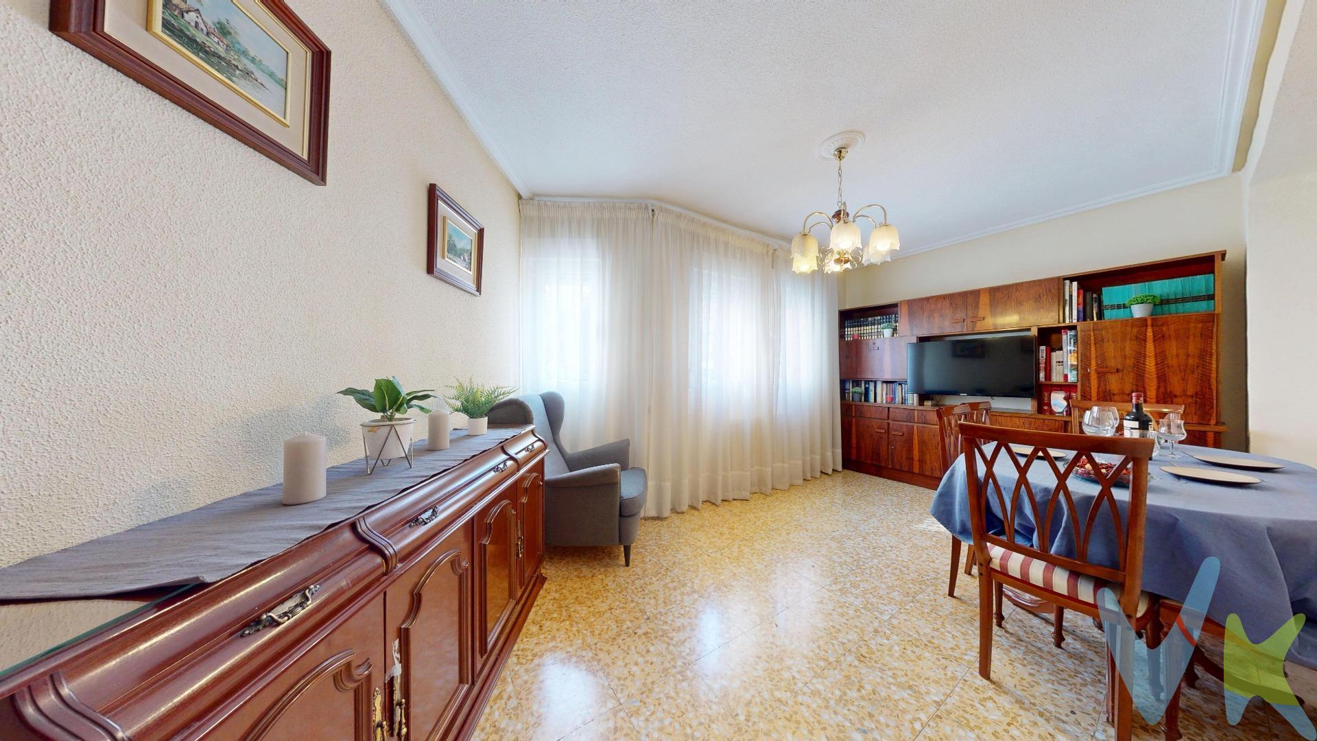 ¿Buscas comodidad, accesibilidad y una ubicación excelente en Madrid? Esta vivienda en la Calle Pobla de Segur ,reúne todo lo que necesitas para empezar una nueva etapa o establecer tu hogar definitivo. Situada en una cómoda planta entreplanta con ascensor, esta propiedad destaca por su distribución inteligente y su gran aprovechamiento de la luz natural. Te olvidarás por completo de las escaleras pesadas gracias a su acceso directo y adaptado, siendo una vivienda ideal para todas las etapas de la vida. Vivienda distribuida en 3 dormitorios , salón y cocina independientes, cuarto de baño con plato de ducha con mampara e incluye la vivienda un trastero de grandes dimensiones. Las calidades son las siguientes, suelos de gres y terrazo, ventanas de pvc, puertas interiores de sapelli y exterior blindada, calefacción de gas natural individual. La finca tiene ascensor , dos accesos desde la calle , vecindad bastante buena y la Ite favorable hasta el año 2035. Vivir en la Calle Pobla de Segur significa disfrutar de la esencia de un barrio de toda la vida, seguro y residencial, sin renunciar a una conectividad premium con el centro de Madrid y las principales zonas de negocio. Comunicaciones inmejorables: A pocos minutos a pie de la estación de Metro Pinar del Rey (Línea 8), que te conecta directamente con el Aeropuerto de Madrid-Barajas en menos de 10 minutos y con Nuevos Ministerios (eje financiero) en un par de paradas, varias líneas de autobuses nº9, nº72, nº87 y Nocturno N2.  Si te mueves en coche, el acceso a la M-40, M-11 y Gran Vía de Hortaleza es inmediato, facilitando cualquier trayecto por la capital. Servicios a la vuelta de la esquina: Olvídate del coche en tu día a día. La zona cuenta con una completísima oferta de supermercados (Carrefour, Mercadona), pequeños comercios de proximidad, el Centro Comercial Gran Vía de Hortaleza, centro de salud Mar Báltico y una excelente oferta educativa con colegios e institutos de gran prestigio en los alrededores, CEIP Pinar del Rey, CEIP Filósofo Séneca, Colegio San José de la Serna, Colegio Santa María del Carmen, IES Conde de Orgaz. En cumplimiento de lo dispuesto en el artículo 20 del Texto Refundido de la Ley General para la Defensa de los Consumidores y Usuarios, en su redacción vigente desde el 28 de diciembre de 2025, se informa expresamente de que el precio publicado no incluye los impuestos ni los gastos adicionales derivados de la compraventa, tales como el Impuesto de Transmisiones Patrimoniales o el IVA en su caso, Actos Jurídicos Documentados, aranceles notariales y registrales u otros gastos inherentes a la operación, los cuales se determinarán en función del precio final de cierre de la compraventa. El precio final ofertado respeta la normativa reguladora de precios que resulte aplicable. 30 años a su servicio nos avalan. 