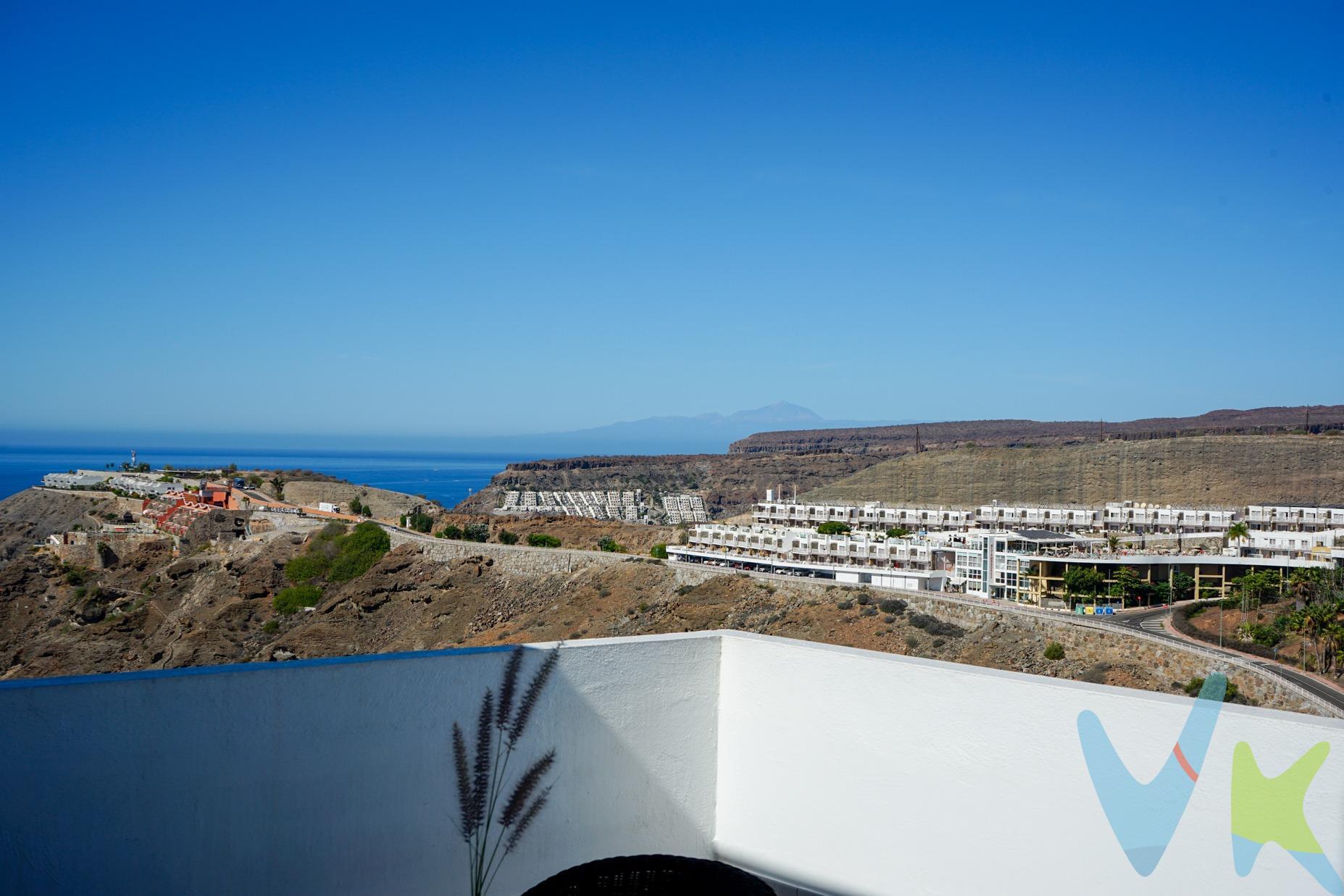 Este apartamento decorado con buen gusto ofrece una vivienda moderna y luminosa con vistas excepcionales al océano Atlántico y mágicas puestas de sol con el majestuoso Teide como telón de fondo. La propiedad es espaciosa y cuenta con tres habitaciones, cuidadosamente renovadas con un diseño elegante y bien pensado. La cocina es moderna y estilosa, y la amplia y agradable terraza invita al relax y la vida al aire libre. Tanto en el interior como en el exterior, hay iluminación ambiental empotrada que crea una atmósfera encantadora durante la noche. En la terraza, además, se encuentra un frigorífico adicional y una lavadora que brindan opciones prácticas de almacenamiento y lavado. Ubicado en un tranquilo complejo residencial con piscina comunitaria y cerca de un centro comercial, tendrás acceso a todo lo que necesitas para el día a día a solo unos pasos. Aquí podrás disfrutar de una vida armoniosa y cómoda con cercanía a la naturaleza y vistas relajantes al mar. Puerto Rico, en el suroeste de Gran Canaria, es conocido por su soleado clima durante todo el año, hermosas playas y ambiente relajado. Ofrece una amplia gama de restaurantes, tiendas y opciones de entretenimiento, además de proximidad a varios campos de golf y rutas de senderismo. Con su ritmo tranquilo y entorno idílico, la zona es perfecta para quienes buscan un estilo de vida pacífico y confortable junto al mar. ### Distribución. Salón-cocina, baño, 3 habitaciones y terraza  . Aproximadamente 60 m² (28 m² registrados + ampliación de unos 32 m²) + terraza de unos 30 m²  . ### Información legal. El plano publicado debe considerarse un boceto orientativo y no una representación exacta de la realidad física de la propiedad, ya que algunas medidas y trazados pueden no ser precisos. El precio no incluye impuestos ni gastos de compra. Los principales son: el impuesto de transmisiones patrimoniales (6,5 %) y los honorarios de notaría, registro de la propiedad y costes administrativos. En general, se debe calcular un total del 8-10 % del precio de compra, aunque ofrecemos un desglose detallado para cada propiedad específica que te interese. La propiedad está construida sobre un terreno clasificado para uso turístico, pero el edificio se utiliza actualmente como residencia y este uso se considera establecido y aprobado.