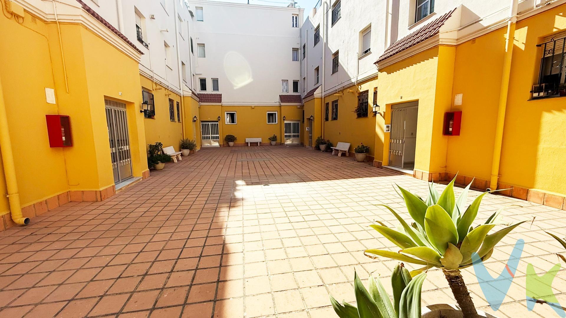 ¡Oportunidad para reformar a tu gusto en pleno corazón de Chiclana!. Te presentamos este dúplex en primera planta, sin ascensor, situado en la Avenida de Solano, una de las zonas más consolidadas y demandadas, rodeada de comercios, servicios y con parada de tranvía a pocos pasos. La vivienda se distribuye en dos plantas:. En la planta principal encontrarás un amplio salón en esquina, muy luminoso gracias a su doble ventanal, cocina amueblada y aseo de cortesía. En la planta alta, cuenta con tres dormitorios, dos de ellos con armarios empotrados, y un baño completo. Desde aquí se accede a una azotea transitable y privada, ideal para disfrutar de vistas despejadas de la ciudad o crear tu propio espacio chill-out. Vivienda para reformar, con muchísimas posibilidades para adaptarla a tu estilo y necesidades. Si buscas un hogar con potencial en una zona bien comunicada y con todos los servicios a mano, ¡esta es tu oportunidad!. DUPLEX EN 1ª PLANTA SIN ASCENSOR  que consta de 90 m2 construidos (81 m2 utiles ) que consta de 3 dormitorios, salon, cocina, baño, aseo y azotea privada. LE GUSTARA !!!.  Informamos a nuestros clientes de que los gastos de Notaría, Gestoría, Impuestos y los honorarios de la agencia no están incluidos en el precio. A su vez, disponemos del Documento Informativo Abreviado de la propiedad (Según Decreto 218/2005, del 11 de Octubre) y de Seguro de Caución, para la protección del dinero entregado como señal para la Reserva de una vivienda.