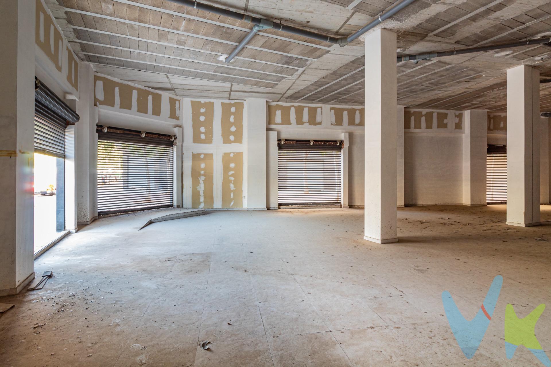Presentamos este amplio local comercial de más de 325 m² situado en calle peatonal, ideal para aquellos negocios que buscan destacar en una ubicación privilegiada. El local, con una orientación noroeste, hace chaflán y dispone de 33 metros lineales de fachada, proporcionando una excelente visibilidad desde diferentes ángulos. Además, su disposición permite considerar la opción de instalar una terraza al aire libre, lo cual es perfecto para negocios de hostelería o actividades que deseen aprovechar el espacio exterior. Con suelo de gres, de fácil mantenimiento y durabilidad, y su cercanía a centros médicos, colegios e instalaciones deportivas, el local se beneficia de un flujo constante de clientes potenciales provenientes de su entorno. Gracias a su gran versatilidad, es adecuado para una amplia gama de negocios, desde un gimnasio, una academia, hasta un comercio especializado o una oficina. No dejes pasar esta excelente oportunidad de adquirir un local que combina ubicación, versatilidad y grandes posibilidades. Valorado en 265.000 €, este inmueble te ofrece la base perfecta para hacer crecer tu negocio. ¡Contáctanos y agendemos una visita para comprobarlo!