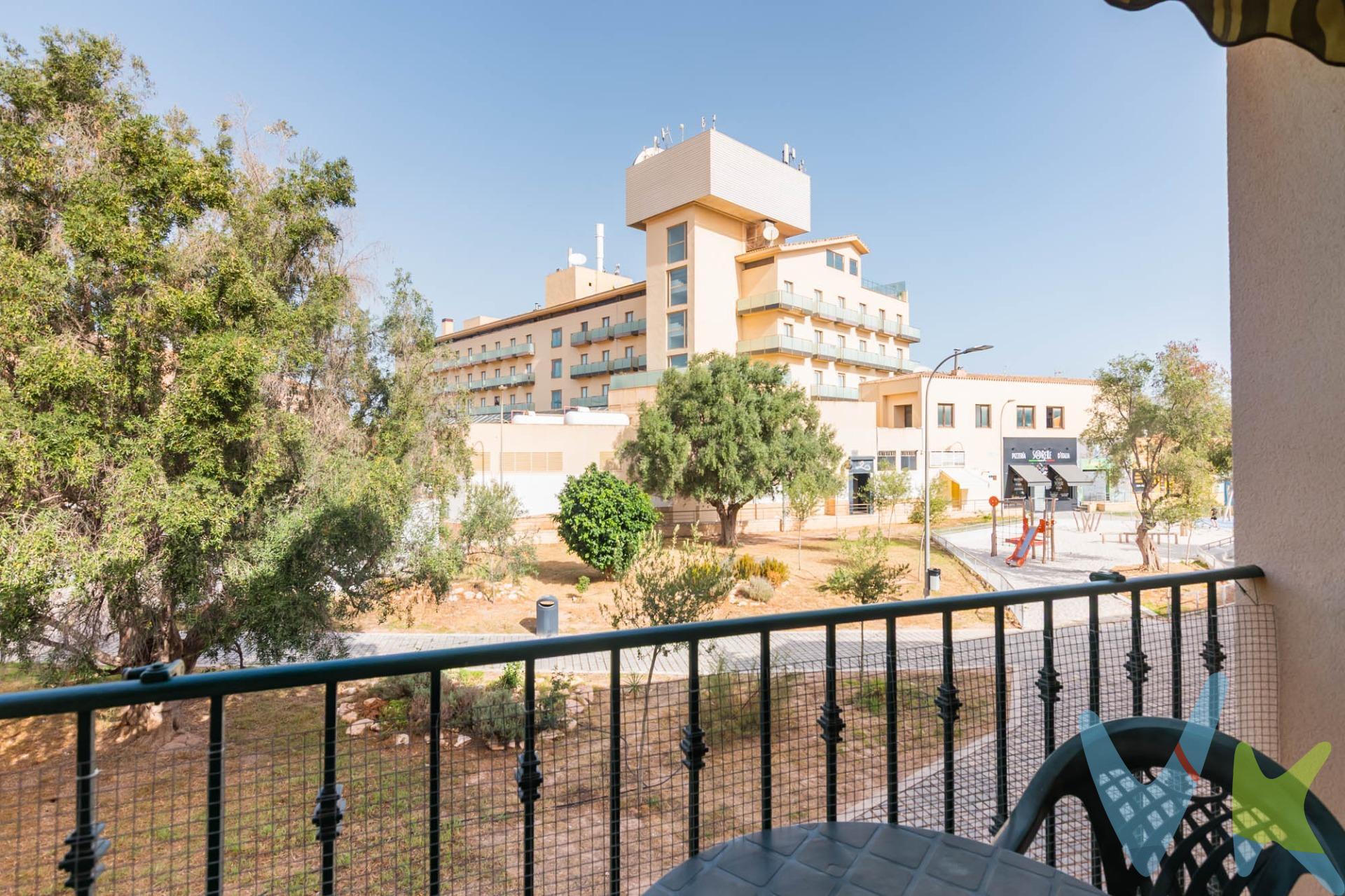 Crea el hogar que siempre has soñado..Con esta oportunidad en una de las zonas más demandadas de Los Narejos! Piso de dos dormitorios, garaje y balcón con bonitas vistas al jardín, situado a tan solo 200 metros de la playa y en una ubicación excepcional, muy céntrica y rodeada de todo tipo de servicios. La vivienda cuenta con dos dormitorios, salón-comedor con acceso a un agradable balcón orientado hacia el jardín, cocina y baño. Dispone además de aire acondicionado mediante split y se vende totalmente amueblada, por lo que está lista para entrar a vivir o disfrutarla como segunda residencia. Su ubicación es uno de sus grandes atractivos: se encuentra en pleno centro de Los Narejos, a pocos pasos de una amplia variedad de restaurantes, pizzerías, supermercados, comercios y zonas de ocio, además de una agradable zona peatonal para disfrutar del ambiente de la zona sin necesidad de utilizar el coche. Y todo ello, a solo 200 metros de la playa, lo que convierte esta vivienda en una excelente opción tanto para disfrutar de vacaciones junto al mar como para inversión. Incluye plaza de garaje. Una vivienda cómoda, bien situada y con todo lo necesario para disfrutar de Los Narejos y del Mar Menor desde el primer día. 🔑 Comercialización en multiexclusiva. Por mandato expreso del propietario, este inmueble se comercializa en multiexclusiva, lo que garantiza un acceso completo a la información, un servicio profesional y una gestión ordenada, sin interferencias de terceros. 🤝 Una compra tranquila y bien acompañada. Al contactar directamente con nosotros, evitarás molestias innecesarias a la propiedad. Nos encargamos de toda la intermediación, facilitándote la documentación, la información necesaria y un trato cercano, claro y sin complicaciones. Te informaremos con total transparencia de todos los aspectos de la compra, incluidos gastos y honorarios de agencia para que tomes decisiones con calma y seguridad. Calma → la tranquilidad de comprar tu vivienda con acompañamiento profesional en todo el proceso con nosotros. ℹ️ Información legal. La descripción del inmueble y las imágenes publicadas tienen carácter meramente informativo y no contractual. El precio ha sido fijado por la propiedad y podría sufrir variaciones hasta su formalización en contrato de compraventa. Te informamos de los gastos de compra no incluidos en el precio, para garantizar un proceso claro y tranquilo:. PVP. 125.000€. No incluye gastos, impuestos y demás gastos legalmente correspondan al comprador: ITP del 7,75% con carácter general; existen excepciones según normativa aplicable (1). Base imponible el mayor valor entre el precio de venta o el valor referencia catastral. Gastos Notaría y Registro: 1.900€ aprox. según complejidad y aranceles vigentes (2). Financiación: gastos de hipoteca, tasación y gatos bancarios a cargo del comprador, según su necesidad y elección. Servicio doble de intermediación: Honorarios inmobiliaria a cargo del comprador: 3% precio final, más IVA (21%), salvo acuerdo contrario tras negociación, no incluidos en PVP. Operación y condiciones de compraventa sujeta a aceptación expresa del vendedor. Para acceder a información y documentación legalmente exigible por el consumidor: https://www.inmotasa.es/consumidor/. (1) Para una información exhaustiva sobre el funcionamiento, tipos impositivos y bonificaciones del ITP en la Región de Murcia, puedes consultar el portal oficial de la Agencia Tributaria Autonómica en el siguiente enlace: agenciatributaria.carm.es/ITPAJD. (2) Tarifas notariales y registrales reguladas en Anexo I Del Real Decreto 1426/1989 y, Anexo I Del Real Decreto 1427/1989, respectivamente.