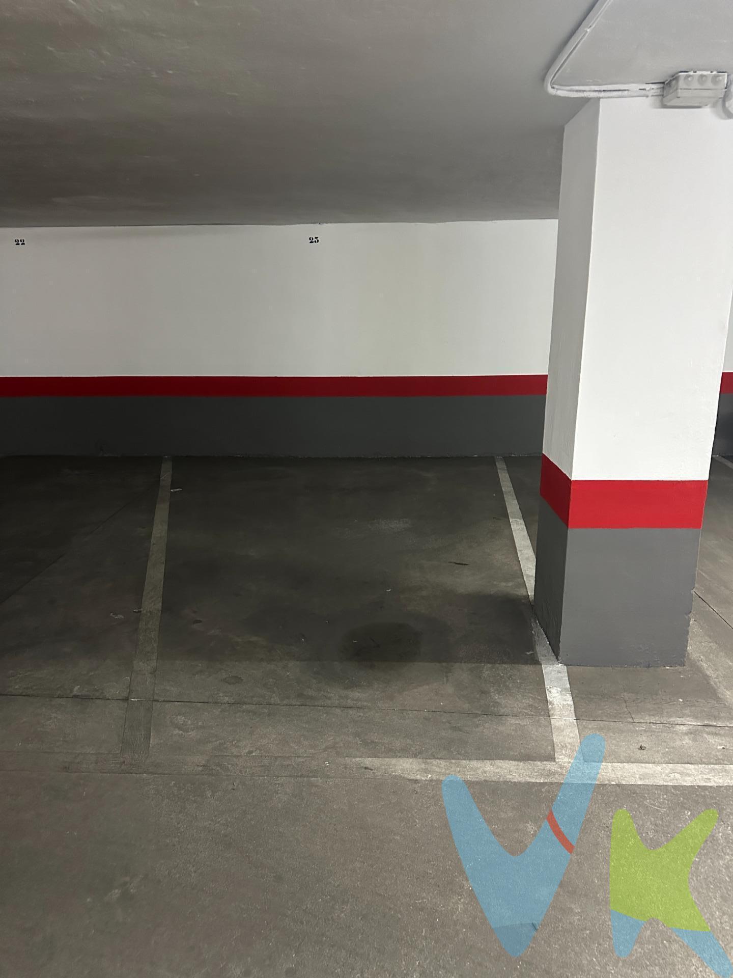 Esta plaza de garaje se encuentra en pleno corazón del centro de la ciudad, ideal para quienes buscan comodidad y accesibilidad. Aunque es de dimensiones reducidas, es perfecta para vehículo pequeño o moto, con un espacio suficiente para maniobrar de manera segura. Su ubicación estratégica te permitirá acceder a pie a las principales zonas comerciales, oficinas y servicios de la ciudad, evitando el estrés del tráfico y la búsqueda de aparcamiento. INFORMACIÓN RELEVANTE. Para cumplir con la normativa vigente tenemos a disposición del cliente el Documento Informativo Abreviado (DIA) así como la información mínima solicitada en el artículo 31 de la Ley 12/2023, de 24 de mayo, por el Derecho a la Vivienda. Los precios indicados no tienen caducidad, pero pueden ser alterados sin previo aviso. En caso de venta, el precio corresponde únicamente al inmueble. Los gastos de la compraventa serán según ley (Notaría, Registro de la Propiedad e Impuestos) y no están incluidos en el precio del inmueble reflejado, al igual que no están incluidos los honorarios de la Agencia Inmobiliaria. FINANCIACIÓN: Si lo desea, ponemos a su disposición un estudio profesional previo, gratuito y personalizado de financiación para la compra del inmueble. 