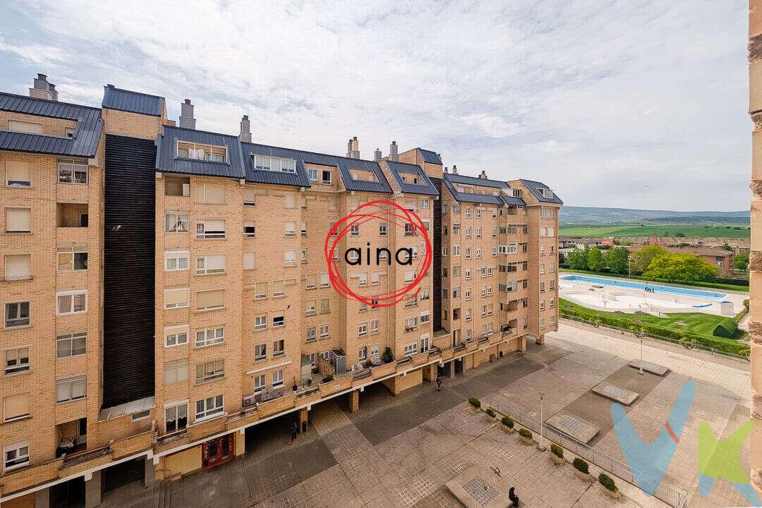 Se vende amplio y luminoso piso en sexta altura situado en Santa Cruz de Ardoi, segunda plaza, en Zizur Mayor, una de las zonas más demandadas por su excelente ubicación, entorno residencial y cercanía a todos los servicios necesarios para el día a día: comercios, transporte público, zonas verdes, centros educativos y rápidas comunicaciones con Pamplona.
La vivienda cuenta con una distribución cómoda y muy funcional. Dispone de tres dormitorios, ideales tanto para familias como para quienes necesiten espacio adicional para despacho o zona de invitados. El salón, de 19 m², es amplio, acogedor y muy luminoso gracias a la altura de la vivienda, lo que le aporta vistas despejadas y una agradable sensación de amplitud. La cocina independiente, de 10 m², ofrece buen espacio de trabajo y almacenaje, encontrándose totalmente reformada y lista para su uso. El baño, también reformado, dispone de plato de ducha, con un diseño actual y práctico. La vivienda se encuentra completamente reformada, habiéndose renovado ventanas, puertas interiores, suelos, cocina y baño, lo que permite entrar a vivir sin necesidad de realizar obras. 

Incluye además plaza de garaje, un valor añadido muy apreciado en la zona.
Dispone de calefacción central y agua caliente central con contador individual, lo que garantiza confort durante todo el año y un mayor control del consumo.
Los gastos de comunidad son de 125 €/mes, incluyendo la calefacción.
Actualmente no existe ninguna derrama aprobada, lo que aporta tranquilidad al comprador.

Se trata de una excelente oportunidad para adquirir una vivienda reformada, luminosa y bien ubicada en una de las mejores zonas de Zizur Mayor.
INFORMACIÓN LEGAL A TENER EN CUENTA:
ℹ️ Los datos y superficies indicados son aproximados y tienen carácter meramente informativo, sin valor contractual.
El precio de venta no incluye impuestos ni gastos derivados de la transmisión. La compra conlleva impuestos y gastos de formalización para el comprador:

Impuesto I.T.P. (Impuesto de Transmisiones Patrimoniales 6% (Consultar condiciones concretas según circunstancias personales o régimen fiscal aplicable) 
Gastos de Notaría y Registro aproximadamente 1,5%, 
Gastos financieros si se contrata hipoteca.

Los honorarios de intermediación inmobiliaria corren a cargo del vendedor 
¡NO COBRAMOS HONORARIOS AL COMPRADOR!