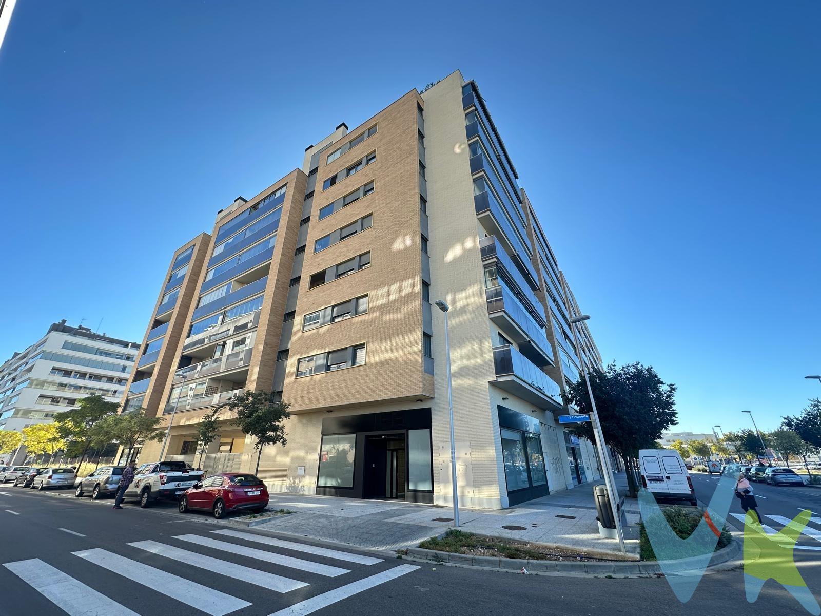 Local comercial en esquina Palacio Ducal / calle Tintoretto, en zona en expansión con abundante obra nueva y alta presencia de población joven y familias. Reforma integral reciente, listo para entrar. Tiene 88 m2 distribuidos:.    •   Sala principal amplia y luminosa.    •   3 estancias adicionales versátiles (consulta, despacho, cabina, almacén…).    •   Baño totalmente acondicionado y adaptado. Calidades y equipamiento.    •   Escaparates esquineros de gran visibilidad y con mucha luz natural.    •   Persiana eléctrica.    •   Climatización por aire: aire acondicionado y calefacción por aire.    •   Acabados de alta calidad.    •  Tomas de TV, conexión a internet. Ubicación.    •   Parque Venecia, el barrio más joven de Zaragoza, con creciente densidad de niños y familias.    •   Entorno moderno y reformado, ideal para comercio de proximidad, servicios, salud/estética u oficina. ¡Llámanos para visitarlo!. Gastos de compraventa e intermediación no incluidos en el precio. **Nota histórica: El Palacio Ducal de Venecia, es un edificio histórico italiano situado en la plaza de San Marcos. Es uno de los símbolos del poder de Venecia y obra principal del gótico veneciano. 