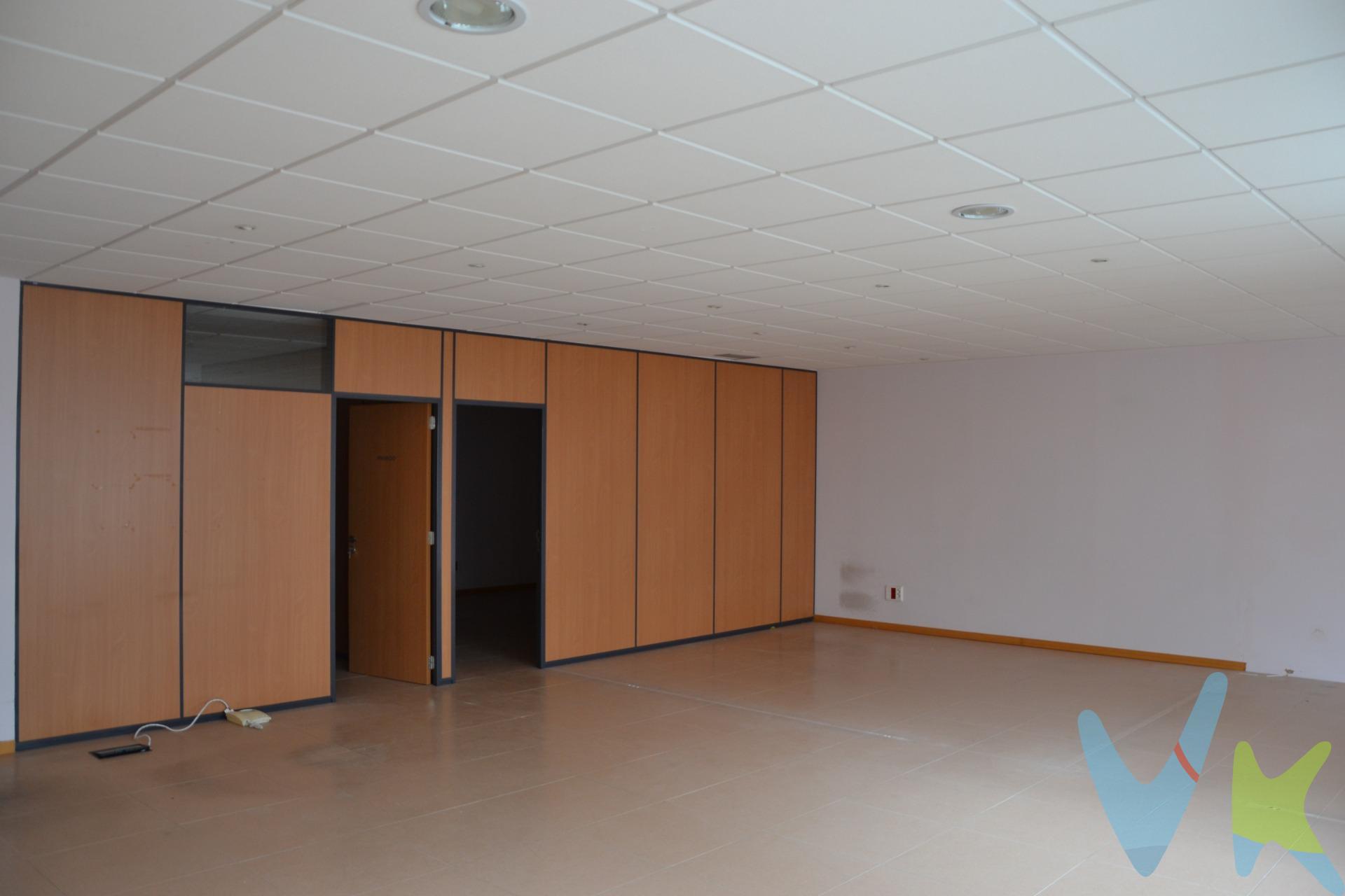 ¡Disponible en Venta, alquiler y alquiler con opción a compra! Oficina de 113 m² útiles en el Polígono de Galaria, junto al Centro Comercial La Morea!. ¿Estás buscando un lugar para comenzar tu nuevo negocio? Te presentamos una amplia y luminosa oficina de 113 m² útiles (casi 125 m² construidos), que cuenta con las siguientes características:. Zona de atención al público: 75,16 m². 2 despachos: 11,80 m² y 18,85 m². Hall de entrada y aseos comunes. La oficina está ubicada en el mismo edificio que el Hiper Number One, en la zona comercial de La Morea, un área de alto tránsito que te permitirá captar una clientela fiel y aumentar tu visibilidad. EXTRAS: 2 Plazas de garaje y 1 trastero a negociar. Condiciones de alquiler:. Renta mensual: 1.100 € + IVA. Fianza: 1.100 € (una mensualidad). Honorarios de la inmobiliaria: 1.100 € + IVA. Precio de venta: 179.000,00 €. ¡No pierdas esta oportunidad! Contáctanos y con gusto te agendaremos una visita.