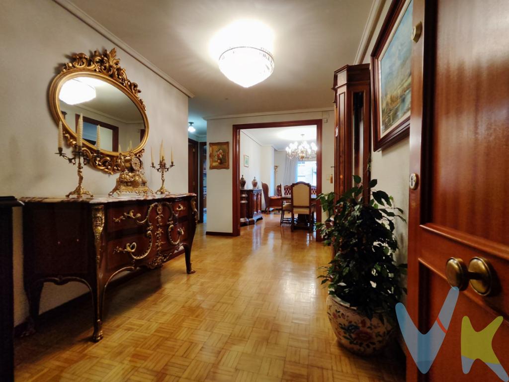 Piso muy luminoso en el centro de Logroño, junto a la estación de autobus.Tres buenas habitaciones exteriores a la calle.Dos cuartos de baño con bañera en ambos.Dos terrazas, una desde el salón y otra mas pequeña desde la cocina.Buen tamaño de hall/recibidorArmario empotrado en una habitación.Trastero bajo cubierta.Cédula habitabilidad vigente.