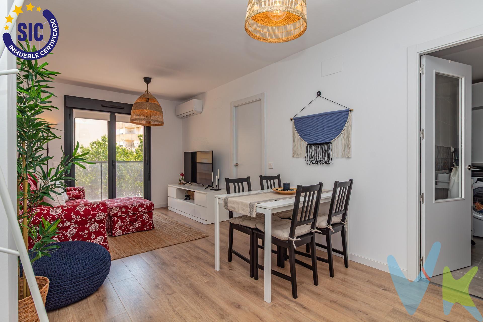 Descubre este encantador apartamento en Oropesa del Mar, situado en la tranquila zona del Pueblo. Con un precio atractivo de 120.000 € y una superficie construida de 62 m², esta propiedad está lista para que te mudes y comiences a disfrutar. Cuenta con dos amplios dormitorios dobles ideales para descansar después de un día bajo el sol. El salón luminoso tiene una confortable área de estar de casi 19 m² y acceso directo a tu terraza privada donde podrás relajarte mientras disfrutas las vistas despejadas al entorno natural. Equipado con todos los electrodomésticos, completamente amueblado, además cuenta con climatización frio-calor mediante split en salón comedor y dormitorio, para esos días calurosos típicos del verano mediterráneo. La orientación sureste garantiza luz natural durante todo el día. Ubicado a 950 metros de la playa Morro de Gos y rodeado por servicios como colegios cercanos o zonas infantiles perfectas para familias. Con trastero y parking privado incluido ¡No pierdas esta oportunidad! Este apartamento es ideal tanto como vivienda habitual o inversión vacacional.