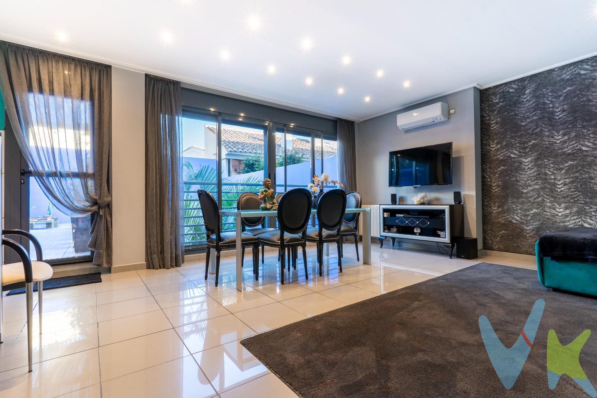 Casa exclusiva en venta en Alacuás, lista para entrar a vivir. 410 m² construidos pensados para disfrutar, sentir y vivir cada espacio. Al entrar, te recibe un garaje independiente de 74 m² para tres coches con acceso directo a la vivienda: cómodo para descargar la compra los días de lluvia, perfecto para varios coches, zona de hobby o pequeño taller. Desde aquí comienzas a notar la sensación de casa sólida, bien construida, donde cada puerta cierra con firmeza y el suelo se siente estable bajo los pies. En la planta baja te espera un despacho luminoso, ideal para teletrabajar en calma, estudiar o crear tu propio rincón profesional, y una sala multiusos que se abre a un patio con barbacoa. Es fácil imaginar las reuniones con amigos, el olor a brasa, las risas de fondo y el sonido suave de la conversación prolongándose hasta la noche. Subiendo a la planta principal, la casa se abre:. Cocina amplia con salida directa a la terraza, perfecta para desayunar al aire libre o cocinar mientras disfrutas de la luz exterior. Salón muy confortable, también con salida a la terraza, creando un espacio continuo donde la vista se escapa hacia fuera y el interior se vive con naturalidad. Dos habitaciones en esta planta, ideales como dormitorios, zona de invitados o cuarto de juegos . En la última planta encontramos la zona más íntima de la casa:. Dos dormitorios adicionales, uno de ellos con salida a terraza de 12 m2,  muy acogedores. Y la habitación principal, amplia, pensada para ser un verdadero refugio al final del día, con baño en suite y amplísimo vestidor, donde solo se escucha el silencio de la casa. Es una vivienda de alto nivel constructivo, pensada para quienes valoran la calidad: muros sólidos, buenos cerramientos, espacios cómodos y bien proporcionados. Una casa donde todo “suena” bien —las puertas, las persianas, el eco suave del pasillo—, donde el tacto de los materiales transmite robustez y donde cada estancia invita a imaginar momentos: desayunos en la terraza, tardes tranquilas en el salón, noches de verano en el patio con barbacoa. El precio no incluye impuestos (ITP cuota máxima 10% importe de venta) ni gastos de formalización en notaría y registro de la propiedad (según aranceles notariales y registrales) , eso sí, sin comisiones de agencia!!. Ideal para una familia que busca espacio, comodidad y una casa de lujo en Alacuás, lista para disfrutar desde el primer día. 
