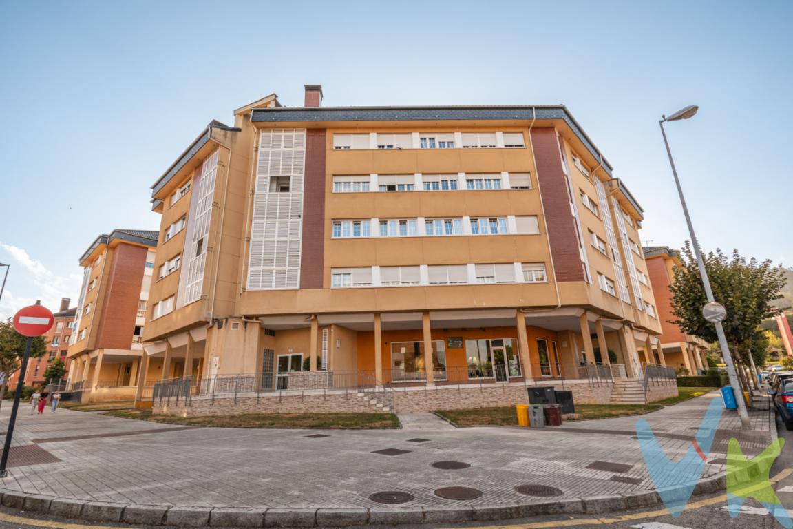 ✨ ¡Tu nuevo hogar en La Corredoria te está esperando! ✨¿Buscas amplitud, comodidad y una ubicación privilegiada? Te presentamos esta magnífica vivienda LIBRE (no sujeta a protección oficial, a diferencia de la mayoría en la zona), con 99 m² útiles (111 m² construidos), totalmente exterior, luminosa y con todas las comodidades que necesitas para vivir sin renuncias.🔑 Características principales:3 dormitorios dobles, incluido un dormitorio principal tipo suite de 18m2 con baño completo y un vestidor impecableSalón-comedor amplio y luminoso, perfecto para reuniones y momentos en familia.Cocina equipada con terraza-tendedero y una práctica despensa nueva y funcional.2 baños completos actualizados, con ventilación eléctrica por bajante.Plaza de garaje amplia y cómoda con acceso directo por ascensor.Trastero incluido para que nunca te falte espacio.🏡 Detalles que marcan la diferencia:Servicios individuales de Gas Natural con caldera y radiadores nuevos.Ventanas cambiadas de PVC Climalit y con persianas eléctricas en garantía.Suelos, portería y puerta de entrada acorazada, también nuevos.Armarios empotrados rediseñados con interior renovado y gran capacidad de almacenaje.Tejado recién renovado en 2023 y portal con puerta automática.Edificio sin barreras arquitectónicas.📍 Ubicación inmejorable:Situada en el consolidado barrio de La Corredoria, justo enfrente de la estación de tren, lo que te garantiza una conexión rápida y cómoda con toda la ciudad. Además, se encuentra al lado de la salida de la autovía AS-2, a tan solo unos minutos de la conexión con la autovía Y y del Hospital HUCA. Una zona con todos los servicios a tu alcance: colegios, instituto, supermercados, bancos, taxis y el centro comercial Parque Principado a un paso.🚀 ¡Una vivienda diferente en una de las zonas con mayor proyección de Oviedo!No dejes pasar esta oportunidad única de hacerte con una vivienda libre, amplia y perfectamente ubicada. 📞 Llámanos y agenda tu visita hoy mismo.(ITP, Notaría y Registro no incluidos en el precio) 