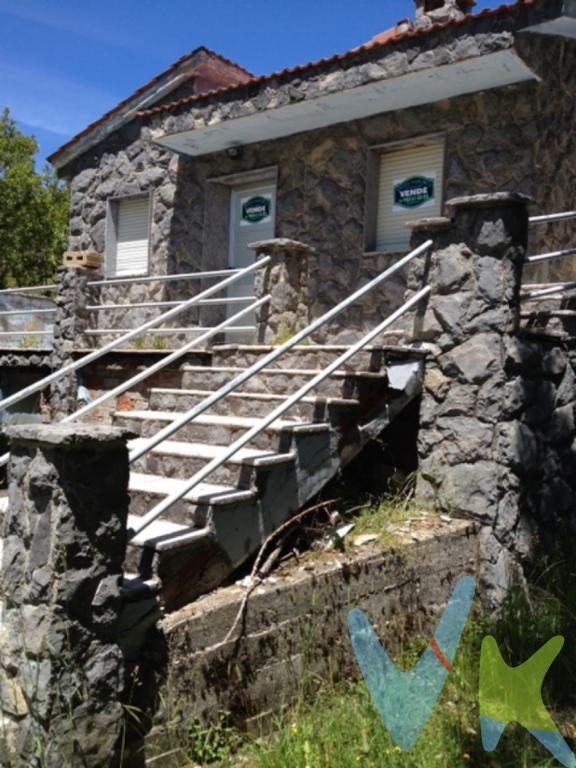  Estupenda casa de piedra rodeada por una finca en la carretera del puerto de Puerto de Tarna a Burón. Situada en plena montaña donde podrás disfrutar de la nieve en el invierno y de los días de verano desayunando, comiendo e incluso cenando al aire libre, pasear por la montaña mientras contemplas el paisaje o escuchando el canto de los pájaros. Date un baño en el río que pasa cerca o en tu propia piscina si así lo decides. La casa se distribuye en cocina, salón, dos dormitorios, cuarto de baño y cochera. Si lo que quieres es relajarte y olvidarte del ruido de la ciudad, ésta es tu casa no la dejes pasar y ven a visitarla te va a gustar.