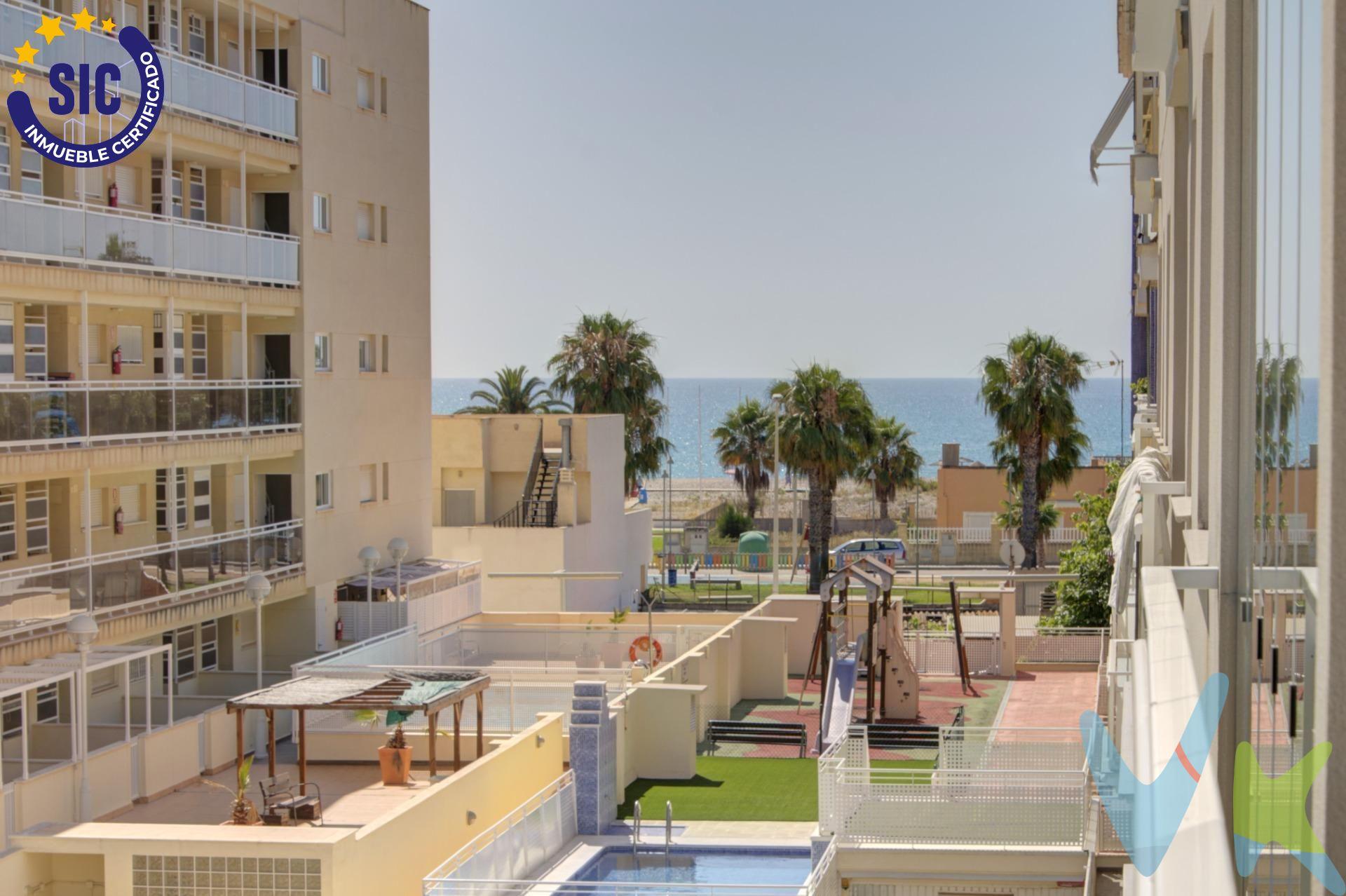Imagina despertar cada mañana con la cercanía del Mediterráneo, disfrutar de la brisa marina desde tu terraza y tener la playa a tan solo unos pasos de casa. Este acogedor apartamento, situado en la zona de la Ralla de Chilches-Moncofa, ofrece precisamente esa combinación de tranquilidad, comodidad y calidad de vida que tantos buscan en la costa de Castellón. Ubicado en una segunda planta y con orientación norte, la vivienda disfruta de una temperatura agradable durante gran parte del año y de agradables vistas al mar que se convierten en protagonistas de la terraza. Un espacio perfecto para desayunar al aire libre, relajarse con un libro o compartir una cena de verano mientras se siente el ambiente mediterráneo. La distribución está pensada para resultar práctica y funcional. El salón-comedor, luminoso y confortable, conecta directamente con la terraza, ampliando la sensación de espacio y permitiendo que la luz natural acompañe la vida diaria. La cocina independiente aporta comodidad y organización, con ventilación natural y capacidad de almacenaje. La zona de descanso se compone de dos dormitorios con armarios empotrados además de un baño completo. La vivienda forma parte de una urbanización privada que dispone de piscina comunitaria y agradables zonas comunes, perfectas para disfrutar del verano sin salir de casa. Además, el precio incluye una plaza de parking, un valor especialmente apreciado en una ubicación costera. La Ralla de Chilches-Moncofa se ha consolidado como una de las zonas más atractivas para quienes buscan un entorno tranquilo junto al mar. Sus amplias playas, el ambiente familiar, los paseos junto al litoral y la cercanía a servicios y comunicaciones convierten esta ubicación en una excelente opción tanto para disfrutar de vacaciones como para residir durante todo el año o realizar una inversión con gran atractivo. Una vivienda cómoda, funcional y bien situada, donde el mar, la tranquilidad y el estilo de vida mediterráneo forman parte del día a día. Contacta con nosotros y descubre todo lo que este apartamento puede ofrecerte. Si lo necesitas, te ayudamos con la financiación. El precio del inmueble no incluye los honorarios de la agencia que ascienden al 3% del precio final del inmueble más IVA, ni los gastos de notaría y registro de la propiedad (que están sujetos a aranceles y varían dependiendo del precio de escrituración), ni los impuestos (que en la Comunitat Valenciana dependen del precio del inmueble y de las características personales del comprador). Para mayor seguridad en la compraventa, todas nuestras viviendas poseen FICHA DE CERTIFICACIÓN DE INMUEBLES registrada por la Asociación de Inmobiliarias de la Comunidad Valenciana ASICVAL. Antes de comprar o de entregar las arras, pida el Certificado de la vivienda para estar seguro y tranquilo sobre la situación legal, urbanística y de cargas de la misma. RK ESTAÑOL, mercantil Inmobiliaria Quasablanqua, SL, está inscrita en el Registro de Agentes de Intermediación Inmobiliaria de la Comunidad Valenciana RAICV con el número de registro 1511. 