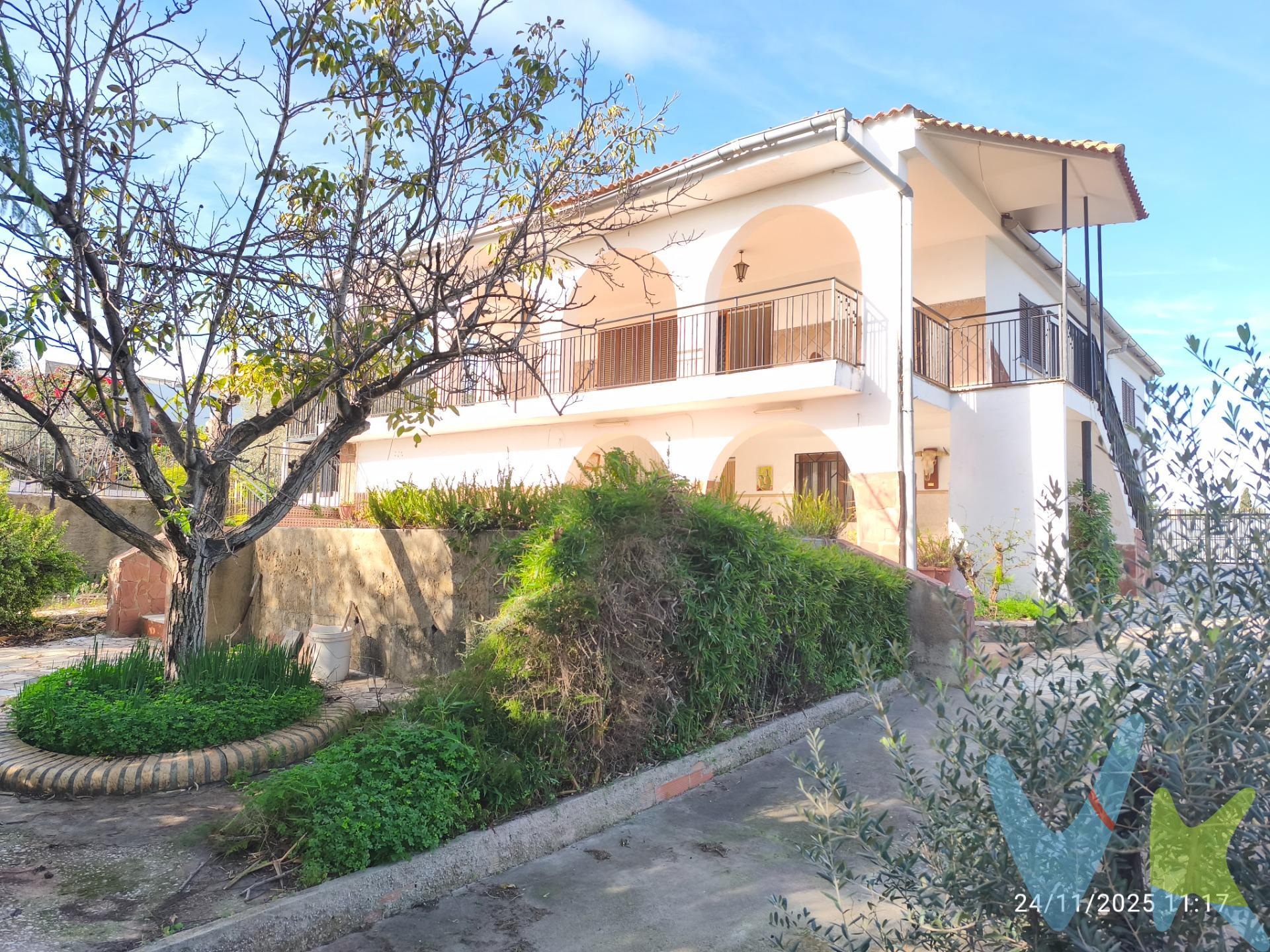 . En la tranquila y acogedora urbanización de Sitjar Baix, a tan sólo 15 minutos de Castellón se alza esta encantadora villa de 127 m², enclavada en una impresionante parcela de 1680 m² que respira naturaleza por cada rincón. Nada más entrar, la sensación es la de un pequeño oasis privado: jardines cuidados, árboles frutales que regalan sombra y aroma, y un huerto propio que invita a cultivar tus propias verduras y saborear la vida a otro ritmo. Todo ello acompañado por el refrescante azul de una piscina perfecta para los días soleados. La vivienda se distribuye en dos plantas. En la planta baja encontrarás un garaje amplio, ideal para varios vehículos y con espacios de almacenaje, además de un práctico aseo que añade comodidad al día a día. Subiendo a la planta superior, la casa despliega su auténtico encanto. Lo más espectacular: una terraza que enamora. Desde allí, la vista se abre hacia un mar de horizonte despejado por un lado y hacia la serenidad de la montaña por el otro. Un lugar perfecto para desayunar al sol, disfrutar de atardeceres mágicos o simplemente respirar aire puro. En el interior, la vivienda ofrece un luminoso salón comedor con cocina integrada, pensado para compartir momentos. Dispone de cuatro habitaciones dobles, ideales para familia, invitados o para crear tu propio espacio de trabajo, y un baño completo con bañera. Todas las ventanas cuentan con rejas de seguridad para mayor tranquilidad. Sitjar Baix es una zona en la que los vecinos viven todo el año, lo que aporta una sensación de comunidad y calma. Un entorno perfecto para quienes buscan refugio, naturaleza, espacios abiertos y la posibilidad de disfrutar de la vida en familia o con amigos, los 365 días del año. Una vivienda que combina amplitud, vistas y naturaleza en un ambiente único. VEN A CONOCER TÚ PRÓXIMO HOGAR !!!!!