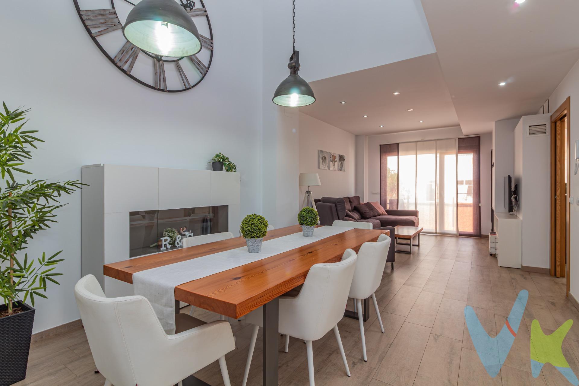 Descubre esta espectacular vivienda en Alquerías del Niño Perdido, una casa diseñada para disfrutar del espacio, la luz y el confort en cada rincón. Esta propiedad destaca por su amplitud, distribución funcional y excelentes prestaciones, ideal para familias que buscan calidad de vida en un entorno tranquilo y bien comunicado. La vivienda cuenta con cinco amplios dormitorios, cuatro de ellos dobles, tres baños completos y un aseo de cortesía. En la planta baja se encuentra un práctico quinto dormitorio, adaptado para personas con movilidad reducida. La habitación principal dispone de baño en suite y amplio vestidor. Además, en la última planta se encuentra una sala diáfana o dormitorio adicional con múltiples posibilidades de uso. Destaca su impresionante salón, ideal para reuniones familiares y momentos de relax, así como una amplia cocina independiente completamente equipada. En la planta baja cuenta con un patio privativo con barbacoa, un espacio perfecto para disfrutar de comidas al aire libre o momentos de descanso. A destacar las ventanas de aluminio con sistema Climalit y apertura oscilobatiente, que garantizan un excelente aislamiento térmico y acústico. En el exterior de la buhardilla, invita a disfrutar al máximo de sus magníficas terrazas, con una espectacular terraza principal de 35 m², una segunda terraza de 18 m² y un acogedor balcón adicional en la primera planta. La propiedad ofrece prestaciones que marcan la diferencia, como garaje privado con capacidad para dos vehículos, donde además se encuentra una práctica cocina adicional, puerta blindada y persianas mecanizadas antirrobo de alta seguridad, además de preinstalación para ascensor. Óptima eficiencia energética gracias a la instalación de placas solares, sistema de climatización por conductos y splits, y una chimenea centralizada que aporta calidez y bienestar durante los meses más fríos. Se entrega totalmente equipada y amueblada, lista para entrar a vivir. (*) Cláusula de Transparencia y Desglose de Gastos. En cumplimiento de las obligaciones de información previstas en la Ley 10/2025, de 28 de diciembre, de servicios de atención a la clientela y transparencia, así como en la normativa sectorial vigente, se hace constar que el precio indicado no incluye los gastos e impuestos inherentes a la adquisición, los cuales se desglosan a continuación:. - Impuesto sobre Transmisiones Patrimoniales (ITP): Se aplicará el tipo impositivo vigente en la Comunidad Valenciana, generalmente el 10%, sin perjuicio de tipos reducidos aplicables según las circunstancias personales del comprador o las características del inmueble. El impuesto se devenga sobre el Valor de Referencia Catastral o el precio de venta, aquel que resulte superior. Para una información exhaustiva sobre el funcionamiento, tipos impositivos y bonificaciones del ITP, puede consultar el portal oficial de la Agencia Tributaria autonómica en el siguiente enlace: www.atv.gva.es/es/itpajd. - Gastos de Notaría: Los honorarios notariales se calcularán conforme al arancel oficial regulado en el Anexo I, del Real Decreto 1426/1989, de 17 de noviembre, por el que se aprueba el arancel Notarial. - Gastos de Registro: La inscripción en el Registro de la Propiedad se facturará según el arancel oficial establecido en el Anexo I, del Real Decreto 1427/1989, de 17 de noviembre, por el que se aprueba el arancel de los Registradores de la Propiedad. - Gastos de Gestión: Los honorarios por la tramitación administrativa, liquidación de impuestos e inscripción registral, en el supuesto de ser a cargo de la agencia inmobiliaria, ascienden a 302,50 € (IVA incluido). - Honorarios Agencia del Vendedor: incluidos en el precio publicado. - Honorarios Agencia del Comprador: Se informa que eventualmente podrían existir honorarios profesionales a cargo del adquirente, en aquellos casos en que se hubieran contratado previamente los servicios específicos del encargo de compra y en ningún caso estarán vinculados al precio.