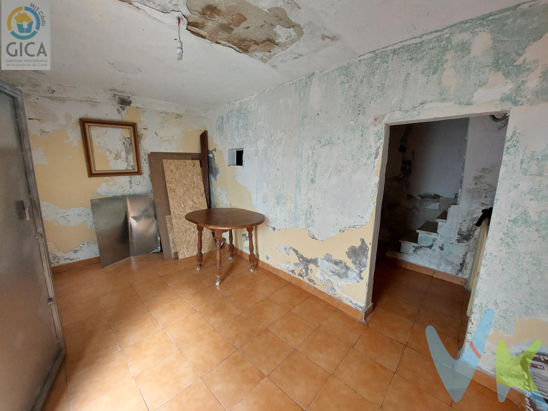Casa en la Bajadilla de tres plantas. La casa necesita reformas pero tiene 75 m2 construidos, por lo que tiene bastantes posibilidades. Dispone de una  azotea con castillete desde la cual se ve prácticamente toda Algeciras. Llámenos para mas información. --------------------------------------------------. Informamos a nuestros clientes que los gastos de notaría, registro, gestoría, impuestos y los honorarios de la agencia  NO están incluidos en el precio. A su vez, disponemos del documento informativo abreviado de la propiedad (según decreto 218/2005, del 11 de octubre) y de seguro de caución, para la protección del dinero entregado como señal para la reserva de una vivienda. Por mandato expreso del propietario, comercializamos este inmueble en exclusiva, lo que le garantiza el acceso a toda la información, a un servicio de calidad, un trato fácil, sencillo y sin interferencias de terceros. Por este motivo, se ruega no molestar al propietario, a los ocupantes de la propiedad o a los vecinos. Muchas gracias por su comprensión.