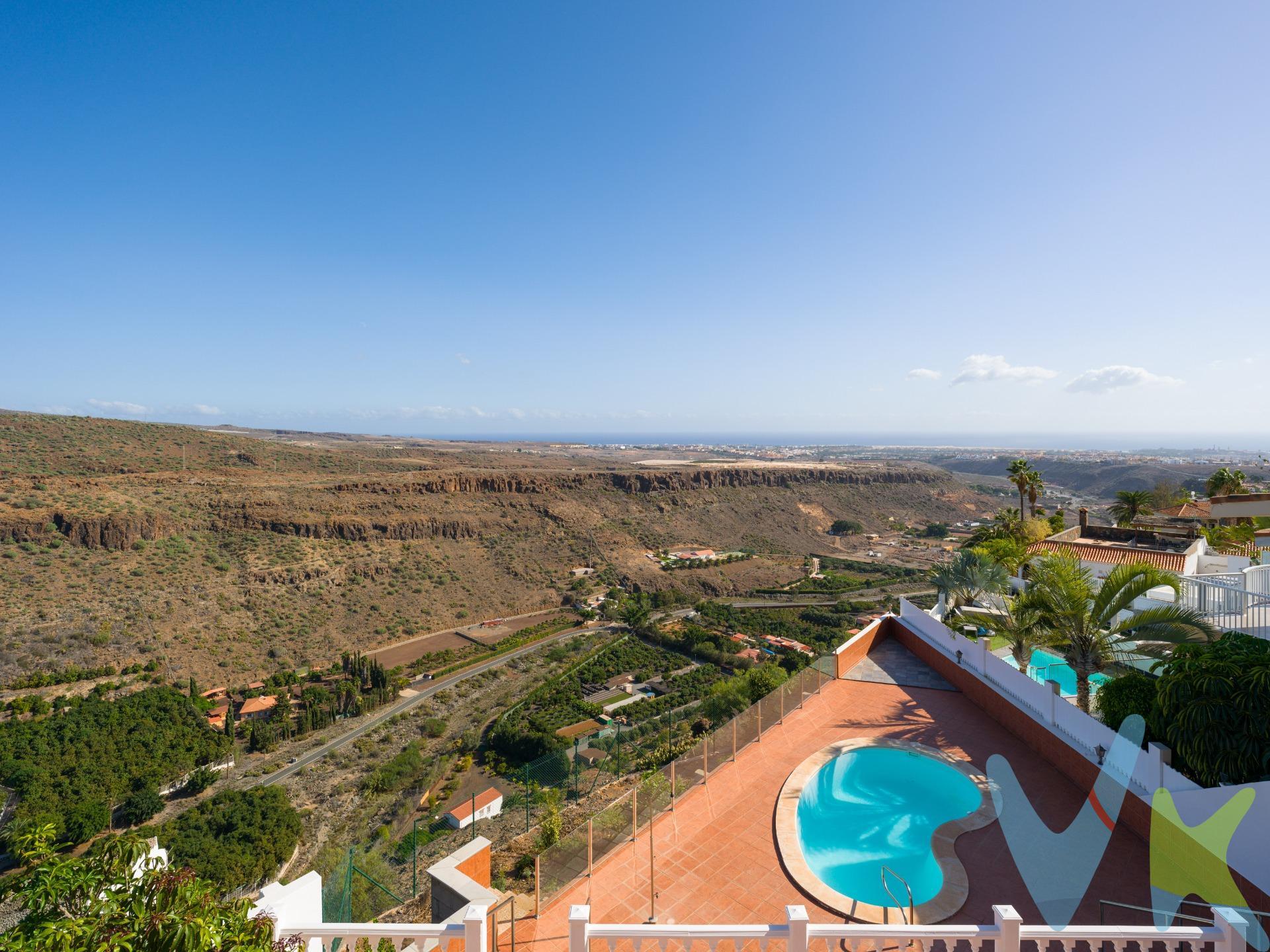 ¿Sueñas con abrir la puerta de la terraza y que la belleza de Gran Canaria esté a tus pies? ¿Desea una vista despejada al mar y a las montañas? No sueñe más - esta sensación puede convertirse en una realidad. En Montaña la Data hay una encantadora propiedad que reúne todos estos atributos .. Se vende un chalet independiente con piscina privada. La propiedad con orientación sur impresiona por su tamaño y luminosidad. La casa se compone de una vivienda principal de 2 plantas y un estudio en el sótano (con entrada independiente) más un amplio trastero. . Este fantástico chalet está situado en una urbanización en una calle muy tranquila. Detrás del portal se encuentra  el garaje, así como una ducha exterior y una lavandería que sirve además, como un segundo trastero. Al entrar, el chalet se muestra en todo su esplendor y ofrece mucha privacidad. ¡Usted quedará encantado!. PLANTA BAJA (89 m² superficie útil, aprox. 100 m² construidas): En la entrada hay un hall y un aseo. Escaleras internas conectan las 2 plantas. Le espera un luminoso salón con zona de comedor (con aire acondicionado). Se añade una amplia cocina semi-independiente con isla, con propio acceso al exterior.  . DESTACA: la terraza delantera ofrece una vista despejada al mar y a los barrancos, ¡es impresionante! La piscina privada se encuentra a sus pies. 1a PLANTA (79 m² superficie útil, aprox. 100 m2 construidas): Cuenta con 2 dormitorios dobles con aire acondicionado, 2 cuartos de baño y una habitación convertida en oficina. Los dormitorios disponen de armarios empotrados y acceso directo a la terraza, que ofrece unas impresionantes vistas al mar y a la montaña. SÓTANO bajo rasante (56 m² superficie útil, aprox. 73 m² construidas) con un estudio de invitados. Dispone de un salón-dormitorio (con aire acondicionado) con cocina integrada y un cuarto de baño. Al lado, hay un amplio trastero. Además, en el exterior, hay un área para tenderetes cubierto con barbacoa - el sitio ideal para celebrar fiestas con familia y amigos. LA GUINDA DEL PASTEL es la piscina privada integrada que promete relajantes y refrescantes horas de sol. Al fondo está el bonito chalet con sus terrazas y columnas. La fachada de la casa puede desafiar el clima tropical, ya que está revestida con fibra COTEGRAN, resistente y de alta calidad. Se acaban los gastos en pintura cada 5 años .. El chalet se vende amueblado (incl. electrodomésticos). ¿Puede resistirse a esta propiedad? Las terrazas con las vistas despejadas al mar y a la montaña transmiten una sensación de vacaciones. El desayuno al aire libre por la mañana, un refrescante baño en la piscina por la tarde y una copa de vino o una barbacoa por la noche, rodeado de un paisaje impresionante, ¿no le parece tentador?. Precio de Venta al Público (PVP) – No incluye gastos. Impuestos y demás gastos legalmente correspondan al comprador. Inmueble sujeto a ITP del 6,5% con carácter general; existen excepciones según normativa aplicable. Base imponible el mayor valor entre: 1) precio de venta: 2) tasación; 3) valor referencia catastral. Gastos Notaria y Registro entre 0,3% - 0,8% aprox. según aranceles. Financiación: gastos de hipoteca, tasación y gastos bancarios a cargo del comprador y según su necesidad y elección.  Honorarios inmobiliaria a cargo del vendedor. Operación y condiciones de compraventa sujeta a aceptación expresa del vendedor. Para acceder a información y documentación legalmente exigible por el consumidor puede contactarnos. Anuncio sujeto a errores, cambios de precio, omisión y/o retirada del mercado sin aviso previo.