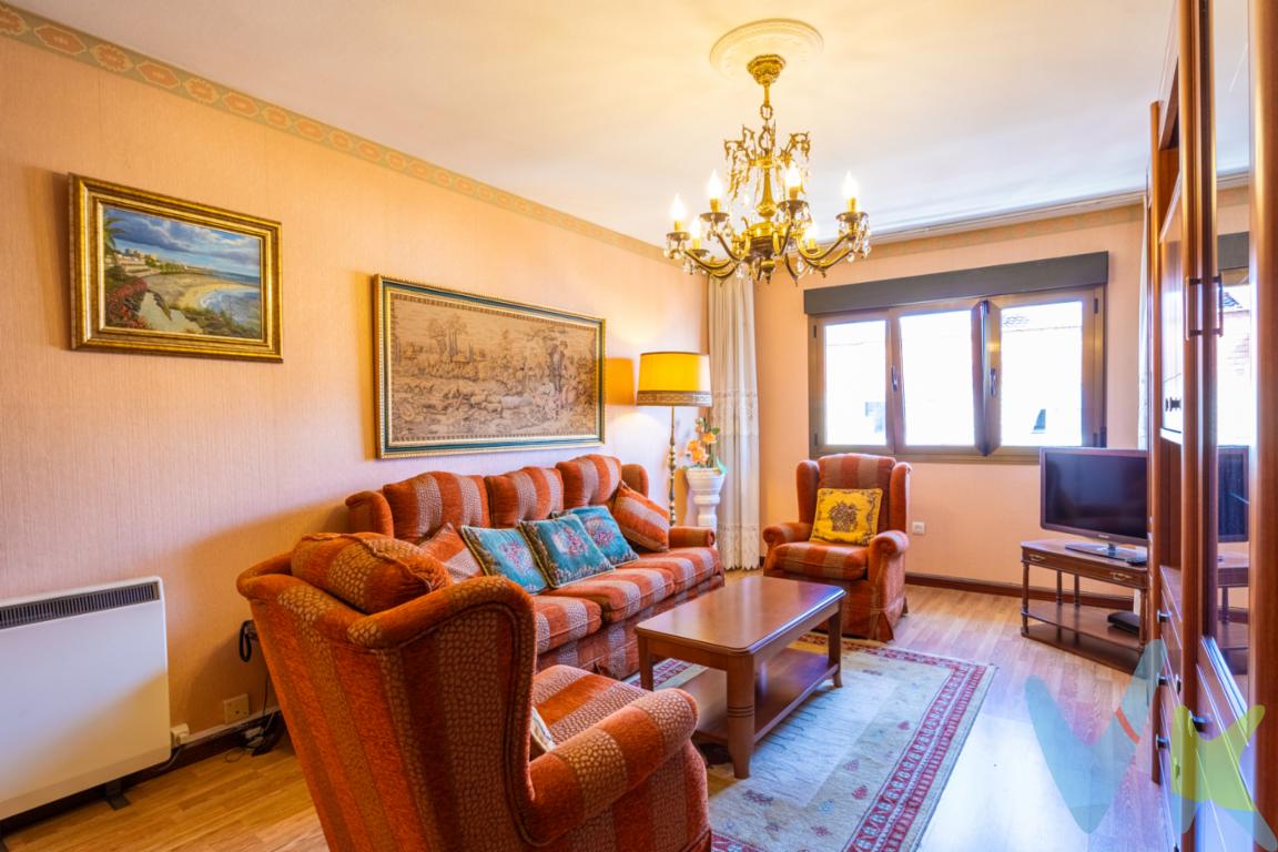 Ponemos a la venta este espacioso piso de tres habitaciones en Gijón en la calle Progreso, a 10 min andando del Paseo de Begoña y a 5 del Centro Comercial los Fresnos. Este inmueble se sitúa en la quinta planta de un edificio de seis plantas y fue construido en 1975. Tiene dos vecinos por planta Edificio con ascensor y rampa para personas con discapacidad. La propiedad está lista para entrar a vivir, totalmente amueblada y equipada con electrodomésticos, lo que permite disfrutar del hogar sin preocupaciones desde el primer día.La carpintería interior (puertas) es de madera.Carpintería exterior (ventanas) de aluminio en bronce con cristales climalit y ventanas oscilobatientes.Con una superficie útil de 82 metros cuadrados y una superficie construida de 104 metros cuadrados, este piso está diseñado para aprovechar al máximo cada espacio. Es un piso amplio y luminoso. Las tres habitaciones ofrecen el espacio necesario para una familia, o bien para aquellos que requieran de una habitación extra como estudio o despacho.El salón es bastante amplio y entra muchísima luz gracias a la altura de la vivienda y a su ventana de 3 hojas.La cocina, está completamente equipada con electrodomésticos (vitrocerámica, campana extractora, nevera, horno, lavadora y microondas). De la cocina accedemos a una terraza acristalada, también con carpintería de aluminio en color bronce, que podemos utilizar para tender en los días de lluvia. En esta terraza hay un termo de 82L para el agua caliente.Baño con ducha con mampara en aluminio blanco y bidé.Suelos de tarima en pasillo, salón y habitación principal, parquet en las otras dos habitaciones y gres en baño, cocina y terraza.Armario empotrado a la entrada de dos puertas y una despensa en el pasilloCalefacción eléctrica.Piso de estratégica ubicación en Gijón en una zona que está perfectamente comunicada. Además, el barrio cuenta con una amplia oferta de servicios, desde supermercados y tiendas de conveniencia hasta centros educativos y zonas verdes, que garantizan una calidad de vida excepcional.Acércate a conocer este inmueble y da un paso hacia una nueva etapa de vida. Esperamos su visita para mostrarle en detalle la que podría ser tu próxima vivienda en Gijón. Este piso es una promesa de comodidad y bienestar que está esperando por ti. 