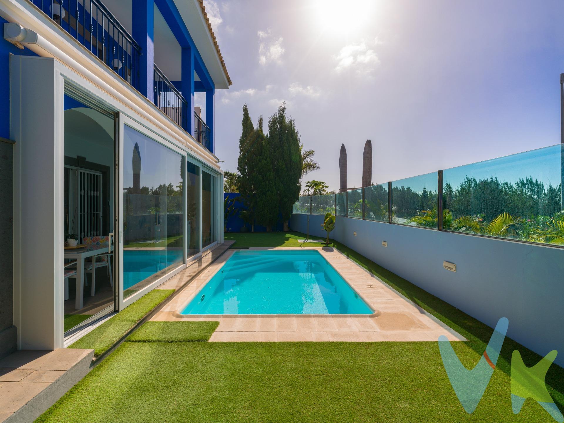 Espectacular chalet independiente situado en una de las zonas residenciales más exclusivas en El Hornillo - Meloneras, a pocos minutos del campo de golf, el paseo marítimo de Meloneras, con excelente conexión a la GC-1. Esta elegante propiedad, de 316 m² construidos sobre parcela de 400 m², combina estilo, confort y luminosidad gracias a sus grandes ventanales, que inundan los espacios de luz natural y permiten disfrutar de hermosas vistas al mar, al jardín privado y al campo de golf de Meloneras. Distribución: . •Planta baja: amplio y luminoso salón-comedor con acceso directo al jardín, cocina independiente, aseo de cortesía y acogedor porche acristalado junto a la piscina. •Planta alta: tres dormitorios, vestidor, dos baños completos (uno en suite con bañera hidromasaje) y terraza con vistas panorámicas. •Sótano: zona de almacenamiento, lavandería, cuarto de máquinas y aseo adicional. El exterior cuenta con un amplio jardín con piscina privada (recientemente reformada), zona de barbacoa, ducha exterior y una agradable área chill-out rodeada de vegetación. La vivienda tiene aire acondicionado, carpintería de calidad, cochera cubierta y se vende semi-amueblada, lista para entrar a vivir. El precio no incluye impuestos y gastos de la compraventa: Impuesto de Transmisiones Patrimoniales (6,5%), honorarios de Notario, Registro de la Propiedad y gestoría. La oferta se sujeta a errores, cambios de precio, omisión y/o retirada del mercado sin aviso previo.