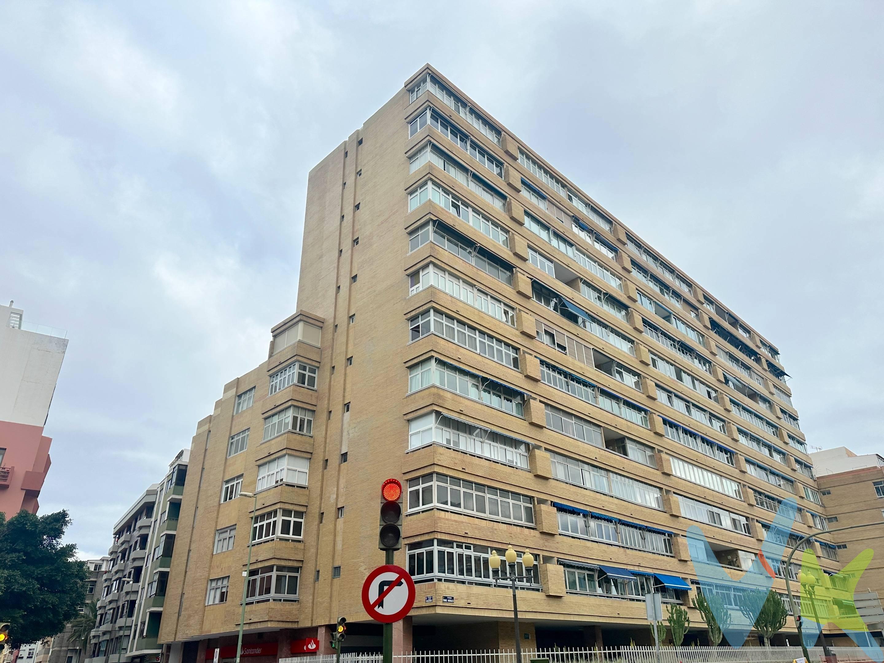 Vivienda amplia y muy luminosa situada en una de las zonas más céntricas y consolidadas de Las Palmas, El Obelisco, un enclave privilegiado por su excelente conexión con el resto de la ciudad y la proximidad a todos los servicios del día a día. La propiedad destaca por su condición de esquina y su carácter completamente exterior, lo que garantiza una magnífica entrada de luz natural durante toda la jornada y una agradable sensación de amplitud en cada estancia. La distribución es cómoda y funcional, con tres habitaciones bien dimensionadas, un salón amplio y acogedor, cocina independiente con una espléndida solana que cuenta con zona de lavado y dos baños completos. Como valor añadido, la vivienda dispone de plaza de garaje y azotea/trastero, un auténtico plus en una zona céntrica como esta, aportando comodidad y espacio extra de almacenamiento. Una opción ideal tanto para quienes buscan una vivienda principal en el corazón de la ciudad como para quienes valoran la luz, la amplitud y una ubicación estratégica que facilita la vida diaria sin renunciar a la tranquilidad del hogar. Una vivienda que reúne ubicación, luminosidad y comodidad en una de las zonas más demandadas de la ciudad. Si buscas un hogar céntrico, completamente exterior y con garaje, esta puede ser la oportunidad que estabas esperando. Solicita tu visita y descubre en persona todo el potencial que ofrece esta propiedad; una vez la veas, entenderás por qué marca la diferencia.. 