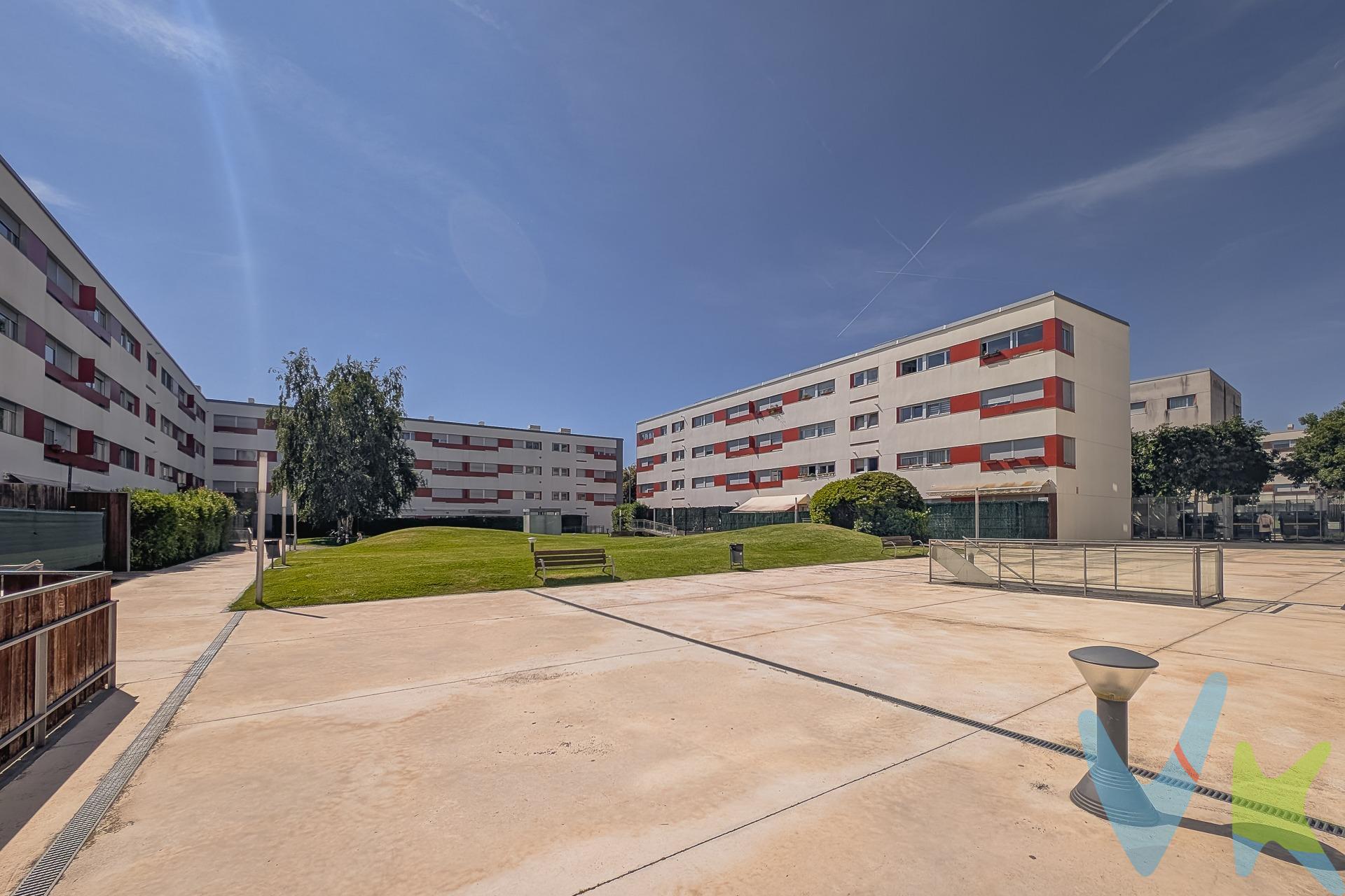 ¡En Venta! magnífico piso muy luminoso 2ª altura de 90 m2 útiles en la Urbanización Zizur, concretamente en la zona de la Tablada. Se trata de una Urbanización completamente cerrada que cuenta con jardín comunitario en el que encontramos un estupendo parque donde poder disfrutar con tus hijos. La vivienda se compone de: cocina independiente completamente equipada de 10,60 m2, junto a salón de 22,40 m2 y despensa-tendedero de 2.20 m2, dormitorio principal de 13,10 m2 con baño propio, otros dos dormitorios  de 10,30 m2 y 13,10 m2 y otro baño común (bañera). En el semisótano del edificio tiene una plaza de garaje muy amplia de 30 m2  y un trastero de 4 m2. Se vende completamente amueblado. No dispone de ascensor. Si lo que estás buscando es una vivienda moderna, con zona comunitaria, junto a todos los servicios que necesitas y al alcance de tu mano, ¡esta es la tuya!, llámanos y te la enseñaremos encantados. (Los datos y superficies publicados en este anuncio son aproximados y meramente informativos, sin valor contractual. EPVP no incluye impuestos ni gastos de transmisión)