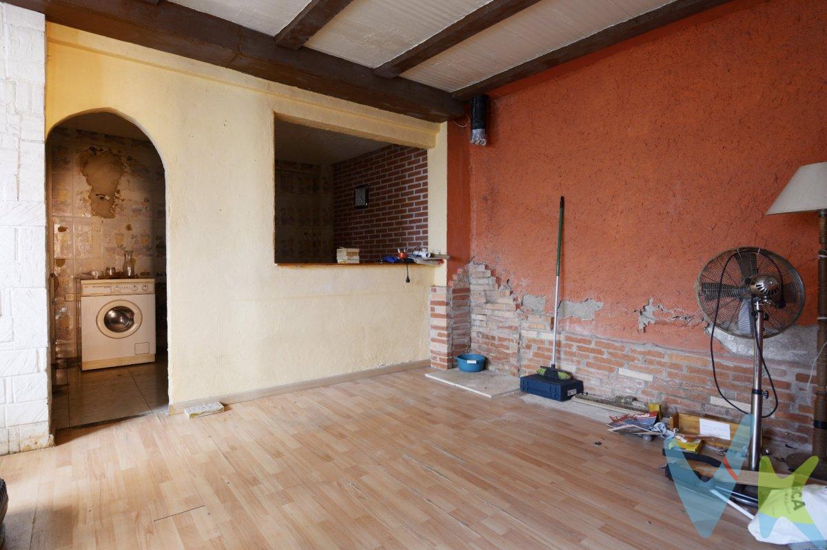 🏗️ ¡Oportunidad de inversión en Torrero! Parcela con gran potencial para construir en altura. Descubre esta parcela de 114 m² ubicada en el corazón del barrio de Torrero, una zona consolidada y con gran proyección en Zaragoza. Actualmente tapiada, esta propiedad representa una excelente oportunidad para quienes buscan invertir o desarrollar un proyecto inmobiliario a medida. ✅ Posibilidad de edificar en altura, ideal para promociones de obra nueva, viviendas unifamiliares o proyectos de alquiler. ✅ Entorno tranquilo, bien comunicado y con todos los servicios cercanos: colegios, transporte público, zonas verdes y comercios. ✅ Excelente relación ubicación-potencial de rentabilidad. 💡 Inmueble para reformar completamente. Se entrega como parcela urbana, perfecta para desarrollar desde cero el proyecto que imagines. 🔒 Actualmente no visitable debido a su estado de cierre (tapiado). No dejes pasar esta oportunidad única de adquirir un activo con alto valor de transformación en una de las zonas más demandadas de Zaragoza. El precio no incluye impuestos, gastos de notaría, registro ni honorarios de intermediación. Este anuncio tiene carácter informativo y no es contractual. Puede estar sujeto a errores o modificaciones. 📞 Contáctanos para más información. 