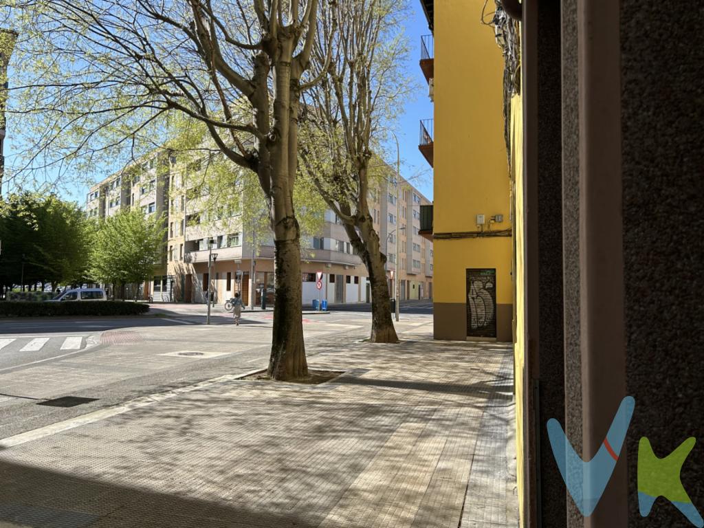 Se vende bajera o local en el barrio de la Rochapea, una zona residencial consolidada de Pamplona, con todos los servicios cerca y buena conexión con el centro de la ciudad.Ubicada en una calle de fácil acceso, con entrada directa desde la Travesía Bernardino Tirapu.Ideal tanto para montar un negocio como para uso privado, ya sea como almacén o trastero.El local ofrece múltiples posibilidades de reforma y adaptación según necesidades.Una opción interesante para emprendedores o particulares.Para más información o para concertar una visita, no dudes en contactar.