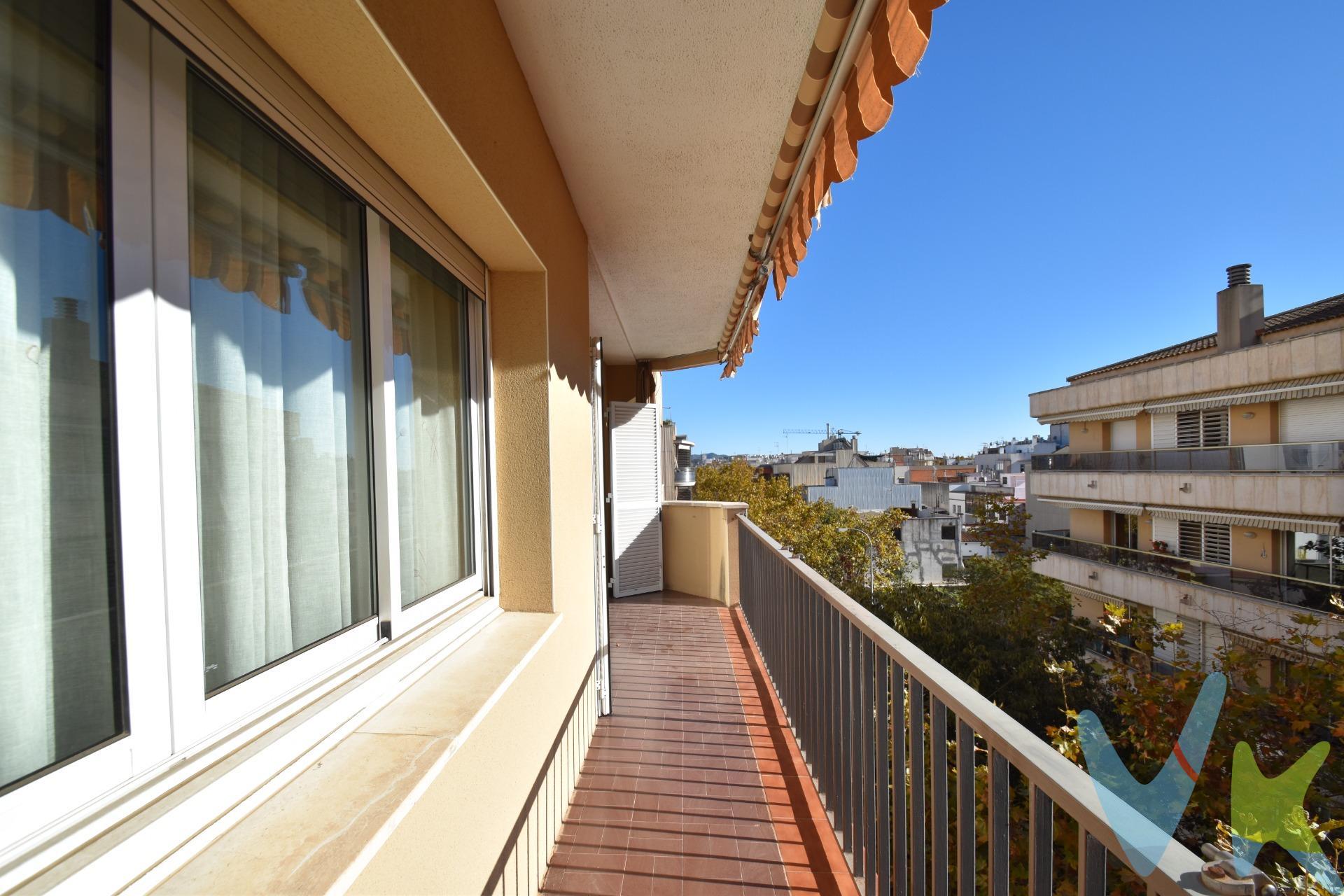 Este espectacular piso de 116 m² en una cuarta planta con ascensor destaca por su distribución ideal de cuatro dormitorios y su terraza con envidiable orientación. La vivienda cuenta con detalles importantes a tener en cuenta: un bonito recibidor, salón comedor con terraza y toldo, cocina office con galería anexa, dos baños, diversos armarios empotrados, radiadores de calefacción eléctrica, suelos de parquet y persianas eléctricas en el comedor y habitación de matrimonio. El edificio está muy bien conservado y la comunidad es impecable, factores que aseguran una estancia y mantenimiento óptimo. La ubicación es otro de sus grandes atractivos: se encuentra en Av. Cubelles, solo a 5 minutos caminando de la Rambla Principal y del Mercado Municipal, a 10 minutos de las playas. a 15 minutos de la estación de Renfe y solo a 2 minutos de la parada del autobús con dirección a Barcelona.  El barrio ofrece todo tipo de servicios: guardería, escuela infantil e Instituto de ESO/bachillerato a dos pasos y centro de asistencia médica entre otros. Para quienes desean vivir en el entorno vibrante del centro de la ciudad pero en una zona equilibrada, con acceso inmediato a servicios, comercios y excelentes conexiones de transporte. Vilanova i la Geltrú es una ciudad con mucha vida de casi 70.000 habitantes. Su fachada marítima es conocida por la calidad de sus playas de fina arena, por su puerto náutico y también por su activo puerto pesquero. Está muy bien comunicada, solo a 20 minutos del aeropuerto y a 30 minutos de Barcelona, lo que la convierte en una opción atractiva para quienes buscan la tranquilidad de la costa sin renunciar a la cercanía con la capital. El precio no incluye impuestos (ITP, IVA y AJD), ni los gastos de notario ni los de registro. ¡Contáctenos para más información!. Cédula habitabilidad: CHB04039517001. Certificado Energético: Referencia HL3HZXMGL   Consumo de energia E 136 Kwh/m² año  Emisiones E 28 Kg CO2/m² año. 