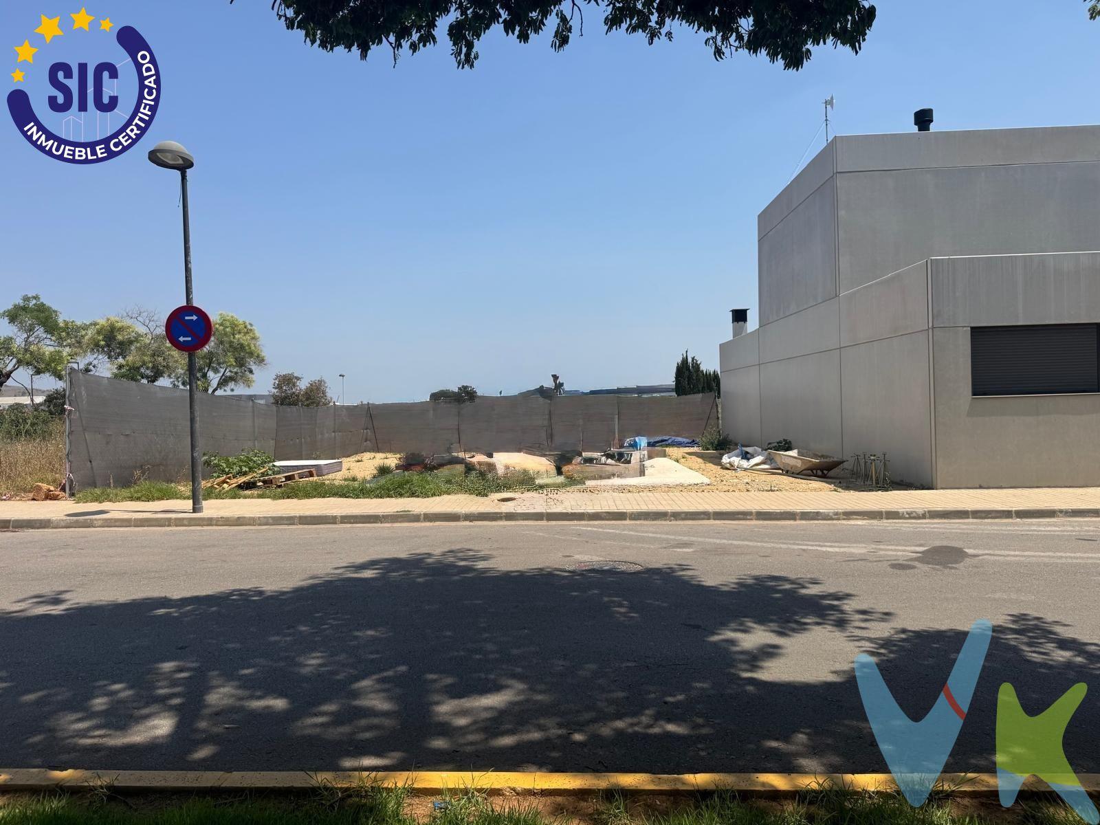 Descubra una oportunidad inigualable para construir la casa de sus sueños en el corazón de la apacible y prometedora localidad de Loriguilla, Valencia. Presentamos un excepcional terreno de 205m² estratégicamente situado en el prestigioso Paseo de Valencia, una de las zonas más codiciadas y tranquilas de la población. La venta es exclusivamente de la parcela, NO incluye la mobil home. Este enclave privilegiado ofrece el equilibrio perfecto entre la serenidad de un entorno residencial consolidado y la inmediatez a la vibrante ciudad de Valencia. Gracias a su excelente ubicación, el acceso a la capital valenciana es cuestión de minutos, permitiendo disfrutar de todas sus comodidades y servicios sin renunciar a la paz y la calidad de vida que Loriguilla ofrece. Lo que hace esta oferta aún más atractiva es que el precio del terreno incluye un proyecto de construcción detallado y ya elaborado. Este valioso añadido simplifica y agiliza considerablemente el proceso de edificación de su futuro hogar, eliminando la necesidad de iniciar desde cero y reduciendo los plazos de espera. Es la base perfecta para aquellos que anhelan diseñar y construir una casa totalmente a medida, adaptada a sus gustos y necesidades, en una zona que garantiza bienestar y confort. Loriguilla se distingue por su ambiente sereno y seguro, lo que la convierte en el lugar ideal para familias que buscan un entorno de crecimiento tranquilo para sus hijos, o para cualquiera que desee un refugio del ajetreo urbano sin sacrificar la accesibilidad a centros de trabajo, ocio y servicios esenciales. La localidad cuenta con una infraestructura en desarrollo, zonas verdes, y un ambiente comunitario que la hacen cada vez más atractiva para residir. La combinación de su estratégica ubicación, la tranquilidad de sus calles y la conveniencia de tener un proyecto de construcción preexistente, hacen de este terreno una inversión inteligente y una oportunidad única para materializar ese anhelo de tener su propio espacio, diseñado exactamente como siempre lo imaginó. No deje pasar la posibilidad de construir su futuro en este idílico rincón de Valencia. La descripción del presente inmueble e imágenes tienen mero carácter informativo y en ningún caso carácter contractual, pudiendo ser modificados por la inmobiliaria comercializadora sin que ello implique responsabilidad alguna frente a terceros. En el precio de venta a público, esta propiedad NO incluye los gastos de adquisición (Notario, registro, gestión, honorarios, etc…). 
