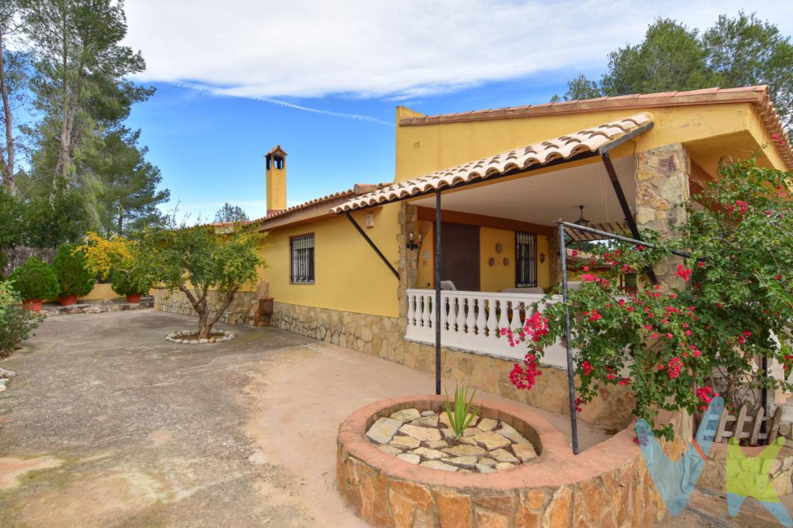 Casa grande en el corazón del monte de Enguera, población en la comarca de Canal de Navarrés con un entorno montañoso, población con todos los servicios públicos, supermercados, colegios, instituto, biblioteca, etc...   ubicada en el centro de la montaña y rodeada de campos de olivos, tiene un extenso terreno de 12.000 metros aprox., el exterior de la vivienda esta rodeada por amplias terrazas con jardines y arboles, cuenta en la parte trasera con establo para caballo con vaya electrificada, corral para aves y arboles frutales. También cuenta con un amplio garaje para dos coches cubierto,  piscina grande y amplia terraza solárium con ducha.En el interior de la vivienda tenemos recibidor, un salón-comedor con chimenea de leña,  cocina grande con salida a terraza, 5 dormitorios todos dobles y baño completo con bañera. La vivienda esta en perfecto estado de uso, con excelentes calidades, calentadores de calor azul, suelo de terrazo rustico, techos de madera, y una distribución exquisita.No dude en vivir en una casa de campo, con todas las ventajas, servicios y calidad de vida.Si desea más información, no dude en ponerse en contacto con nosotros.Agencia Registrada con el Nº 89 en el Registro Obligatorio de Agentes Inmobiliarios de la Comunitat Valenciana. Puede consultar en la web de la GVA:https://habitatge.gva.es/es/registres-en-materia-habitatgeLa oferta está sujeta a cambios de precio o retirada del mercado sin previo aviso. Este anuncio en su conjunto, incluyendo textos, fotos, imágenes o cualquier otro contenido del mismo, no es vinculante dado que la información es ofrecida por terceros y puede contener errores. Se muestra a título informativo y no contractual. El precio no incluye lo siguiente: Honorarios de la agencia inmobiliaria, impuestos (IVA, ITP) y otros gastos de la Compraventa (notaria, gestoría y registro). Por mandato expreso del propietario, comercializamos este inmueble en exclusiva, lo que le garantiza el acceso a toda la información, a un servicio de calidad, un trato fácil, sencillo y sin interferencias de terceros. Por este motivo, se ruega no molestar al propietario, a los ocupantes de la propiedad o a los vecinos. Muchas gracias por su comprensión. Si usted es agente inmobiliario y tiene un cliente para este inmueble, llámenos: estaremos encantados de colaborar.