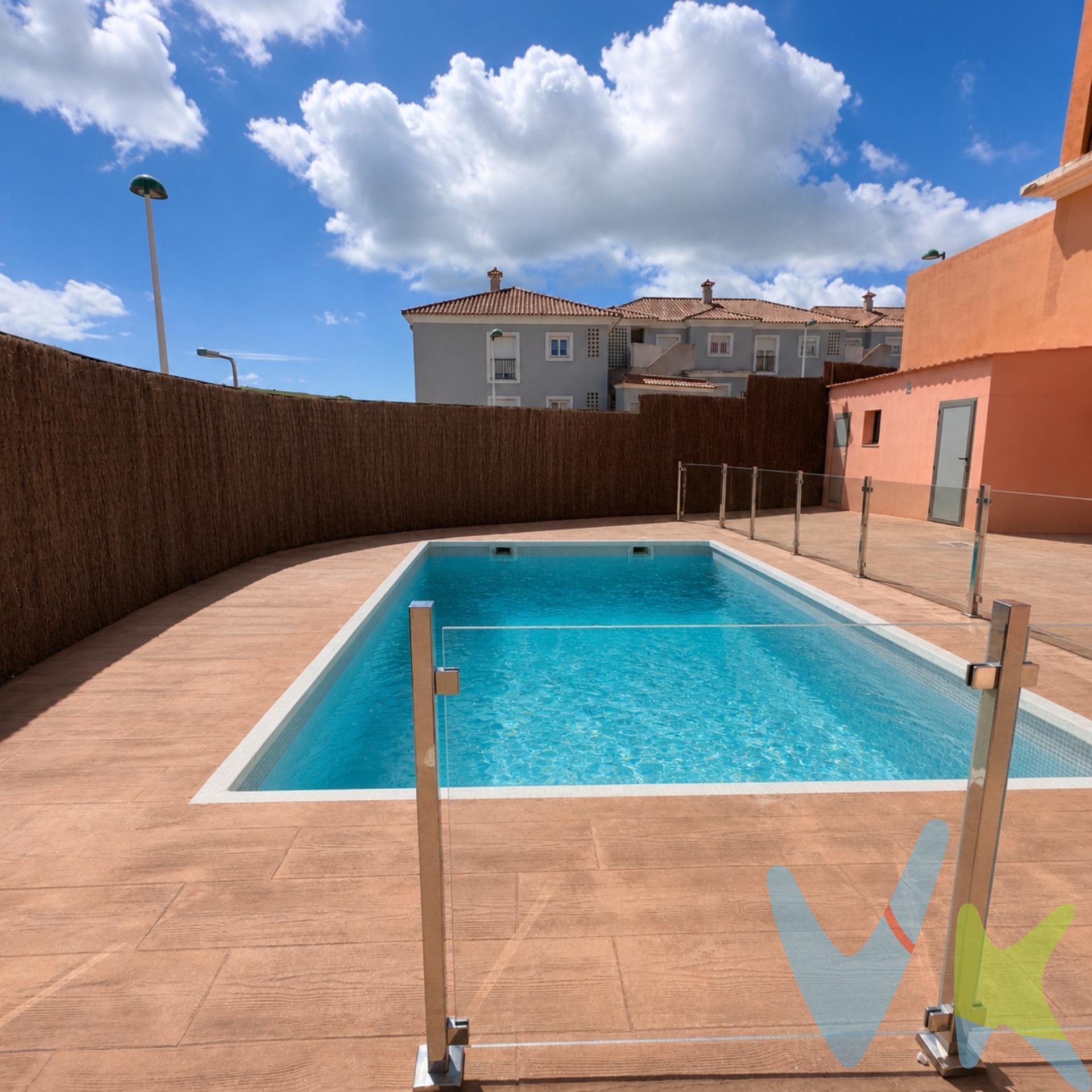 Te presentamos este espectacular bajo totalmente reformado, ideal para quienes buscan comodidad, amplitud y disfrutar del exterior. La vivienda se asienta sobre una parcela de 244,20 m², con una superficie construida de 77,87 m², aprovechada al máximo para ofrecer funcionalidad y confort. Cuenta con 5 amplias habitaciones y 2 baños completos, todos con acabados modernos y actuales. Destaca su espacioso salón con cocina integrada en concepto abierto, completamente nuevo, que crea un ambiente luminoso y perfecto para el día a día. Uno de sus grandes atractivos es que cada habitación dispone de acceso directo al exterior, aportando una sensación de independencia y conexión con los espacios al aire libre difícil de encontrar. En la zona exterior encontrarás un auténtico oasis: piscina privada, área de patio con cocina exterior y barbacoa, además de un baño propio, ideal para reuniones con familia y amigos. También dispone de trastero y un segundo patio interior que aporta aún más luz y ventilación a la vivienda. El dormitorio principal incluye un elegante armario tipo vestidor (closet) completamente nuevo, aportando un extra de confort y funcionalidad. Una propiedad lista para entrar a vivir, pensada para disfrutar tanto del interior como del exterior durante todo el año. • Segunda transmisión: Operación sujeta a ITP, cuyo tipo general es del 7% respecto al precio de venta, pudiendo reducirse al 6% o 3,5% en determinados supuestos conforme a la Ley 5/2021, de 20 de octubre, de Tributos Cedidos de la Comunidad Autónoma de Andalucía. • Honorarios de agencia - El comprador deberá abonar a la agencia unos honorarios del 3% del precio de compraventa (mínimo 3.000 €), más IVA del 21%. • Gastos de Notaría y Registro - Se estiman entre 1.000 € y 2.500 €, dependiendo del precio final, número de copias, extensión de la escritura y complejidad, conforme al Real Decreto 1426/1989 (arancel notarial) y Real Decreto 1427/1989 (arancel registral). • Financiación - En caso de financiación bancaria, los gastos asociados deberán ser consultados directamente con la entidad financiera correspondiente. Nota importante - La agencia realiza labores de intermediación. Las condiciones finales de la compraventa estarán sujetas a la aceptación expresa de la parte vendedora y a la posterior formalización contractual. 