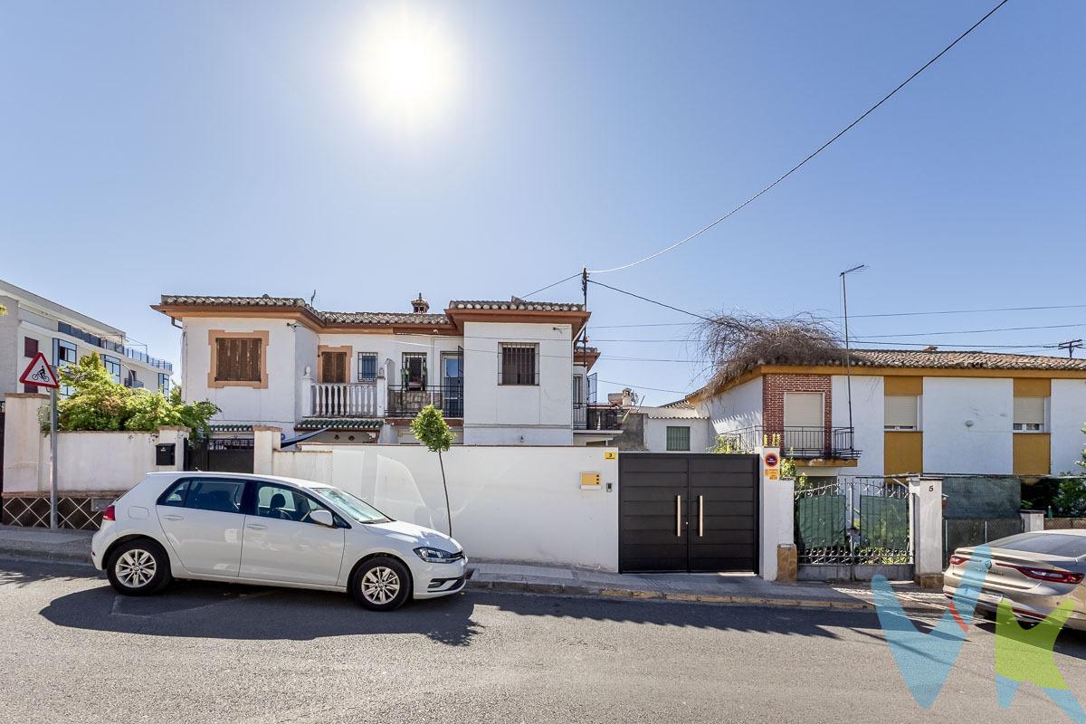 🏡 Magnífica casa adosada en Peligros. Se vende esta hermosa casa adosada con una ubicación inmejorable, muy cerca de todos los servicios, combinando comodidad urbana con la tranquilidad de un entorno de pueblo. La vivienda cuenta con placas solares y es muy luminosa, aprovechando al máximo la luz natural. ✨ Características principales:. 	•	3 habitaciones amplias. 	•	2 baños completos. 	•	Patio amplio, ideal para aparcar 2 coches y disfrutar de un espacio exterior para ocio o relax. 	•	Perfecta para vivir cerca de Granada sin perder la esencia de un entorno de pueblo. Esta propiedad es ideal tanto para familias que buscan comodidad y tranquilidad, como para quienes valoran estar cerca de la ciudad sin renunciar a la calidad de vida del pueblo. Ref. N353. * El PVP indicado no incluye impuestos ni gastos de Escritura. * Honorarios agencia no incluidos. * Las superficies expresadas en esta página tienen carácter descriptivo y son aproximadas. * Los precios pueden ser susceptibles de modificación sin previo aviso. * Esta propiedad se vende sin muebles.
