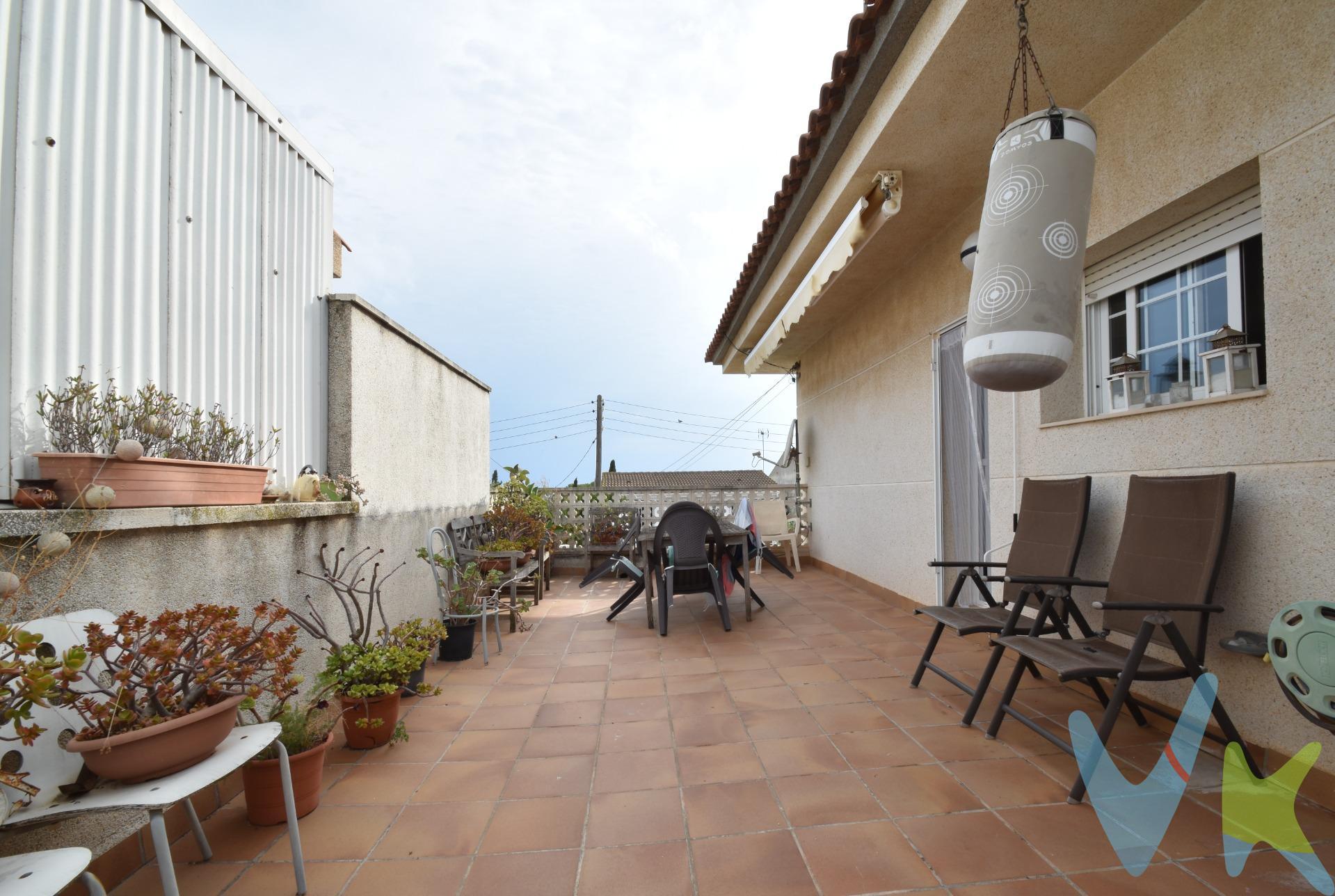 Casa en venta a los cuatro vientos con dos viviendas. Imagina un hogar donde la tranquilidad y la comodidad se encuentran a tan solo 5 minutos del bullicio de la ciudad. Esta increíble casa a los cuatro vientos, ubicada en una serena zona residencial, es el lienzo perfecto para tu nueva vida. Con una generosa parcela de 423 m², disfrutarás de un espacio exterior soñado: un encantador patio con jardín, una refrescante piscina para esos días tan calurosos del verano mediterraneo, y un anexo convertido en cocina de verano con barbacoa y duchas. Es el lugar ideal para encuentros con familia y amigos, juegos de niños o simplemente relajarte bajo un cielo casi siempre azul y despejado. Pero la verdadera joya está en el interior. Esta propiedad única ofrece dos viviendas independientes, lo que la hace perfecta para familias que buscan vivir juntas manteniendo su privacidad, o para quienes desean generar un ingreso extra. En la planta baja, una vivienda completa te recibe con un luminoso y moderno salón-comedor-cocina con isla de 32m², dos suites de ensueño, un dormitorios y una habitación trastero, como plus, cabe decir que se trata de una vivienda adaptada a silla de ruedas. Arriba, otra vivienda te sorprende con un espacioso salón-comedor con salida a terraza, una cocina funcional con salida a una segunda terraza de 32m² con vistas al mar, tres dormitorios y baño. Las dos viviendas están reformadas y listas para entrar a vivir. . ¿Necesitas más espacio? La propiedad incluye en la planta baja anexo exterior listo para convertirse en tu estudio, gimnasio o rincón de hobbies. Situada en una de las ciudades costeras más vibrantes y mejor comunicadas, a solo 30 minutos del aeropuerto y a 40 de Barcelona, esta casa es más que una propiedad; es la puerta a un nuevo estilo de vida. ¿Listo para descubrir tu futuro hogar? ¡Contáctanos y agenda tu visita hoy mismo!. (El precio no incluye impuestos (ITP, IVA y AJD), ni los gastos de notario ni los de registro.)