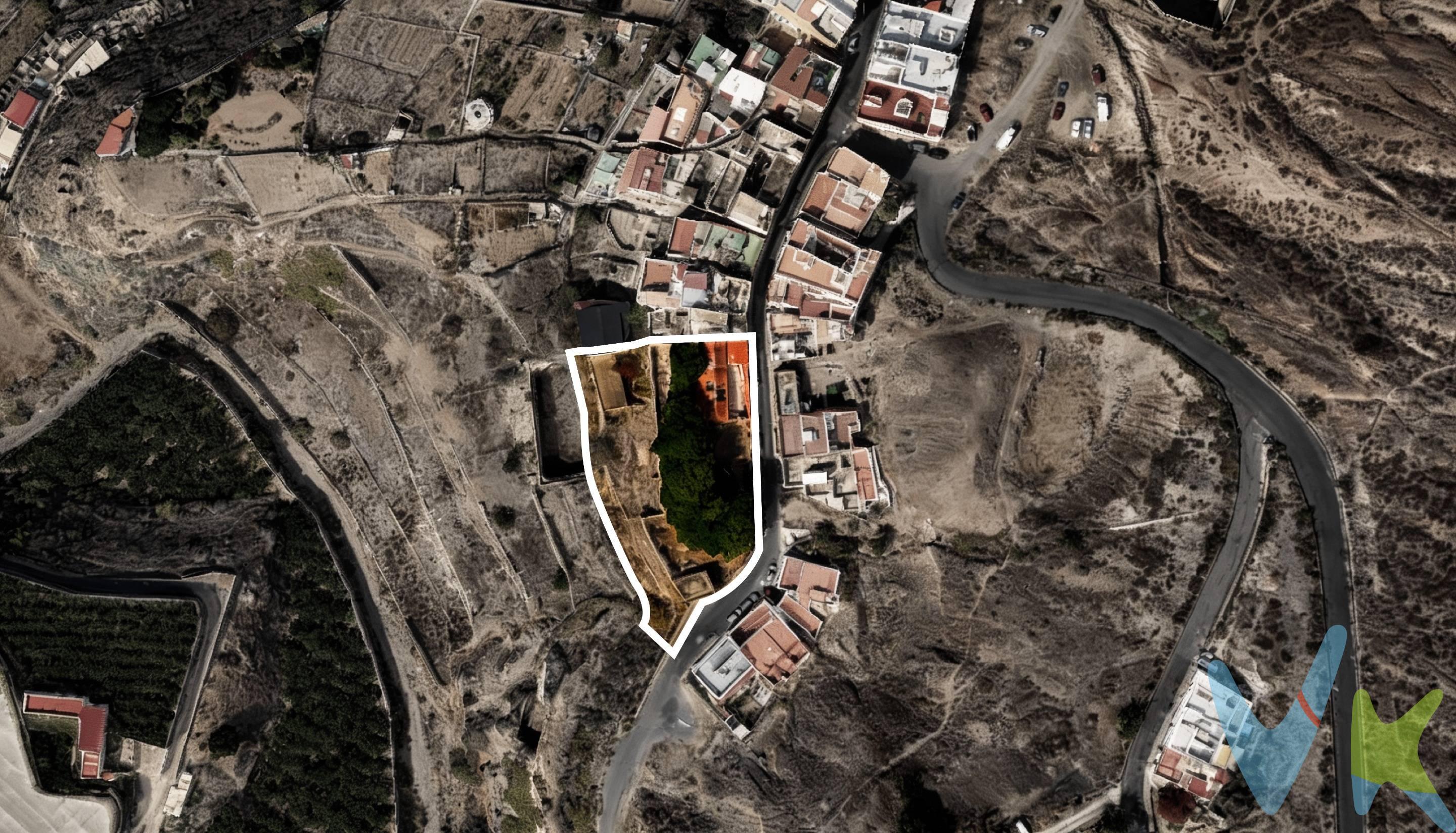 Una oportunidad única para inversores, promotores o quienes buscan una finca exclusiva en la ciudad. Situada en Casa Ayala, a tan solo 5 minutos de la Playa de Las Canteras, dispone de 2.344 m² de suelo urbano, 85 metros lineales de fachada, ordenanza M3, una edificabilidad total de 3.775 m² construidos y una altura máxima de tres plantas. La escasez de grandes parcelas urbanas convierte esta propiedad en un activo excepcional. La finca destaca por sus impresionantes vistas, la privacidad que ofrece, su excelente orientación, una magnífica accesibilidad y una ubicación privilegiada, características que aportan un enorme valor a cualquier proyecto. En la parcela se conserva una antigua casa canaria de aproximadamente 200 m², llena de carácter y encanto, además de un garaje y otras edificaciones auxiliares. Una construcción con alma que puede rehabilitarse para convertirse en una residencia única o en el eje principal de un exclusivo proyecto turístico. Las posibilidades son prácticamente ilimitadas. Desde crear una espectacular vivienda unifamiliar, con amplios jardines, piscina, zonas de ocio, cuadras para caballos y todo el espacio exterior que puedas imaginar, hasta desarrollar un innovador proyecto de eco-turismo o una promoción residencial de viviendas unifamiliares, adosadas o un edificio residencial. Además, existe un preproyecto para la construcción de 22 viviendas tipo dúplex, lo que pone de manifiesto el extraordinario potencial urbanístico de la parcela. Una inversión difícil de encontrar en el mercado actual, donde el suelo urbano de estas dimensiones, ubicación y posibilidades es cada vez más escaso. Una propiedad irrepetible para desarrollar un proyecto de gran valor y con una proyección excepcional. 