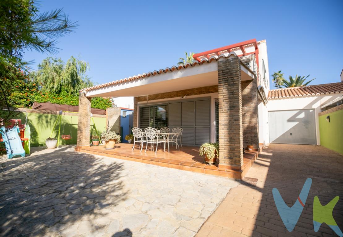 Encantadora vivienda junto al mar con jardín, piscina y amplias zonas exterioresA tan solo un minuto de la playa, se encuentra esta magnífica vivienda que combina a la perfección confort, amplitud y un entorno privilegiado para disfrutar del sol de Valencia durante todo el año.Sobre una parcela de 540 m², la propiedad ofrece un cuidado jardín con césped artificial, en el que destaca una preciosa piscina privada rodeada de zonas de descanso. La vivienda cuenta con dos encantadores porches: uno delantero, amplio y con vistas directas a la piscina, ideal para disfrutar de los días soleados, y otro trasero, frente al área de barbacoa o paellero, perfecto para reuniones familiares o cenas al aire libre.En el exterior, la casa dispone además de un baño con ducha, una pequeña cocina office de apoyo y un trastero muy práctico.En el interior, la vivienda se distribuye en dos plantas principales y una buhardilla, ofreciendo un total de cuatro dormitorios y tres baños completos (dos interiores y uno exterior).En la planta principal, encontramos un amplio salón comedor bañado por la luz natural gracias a sus grandes ventanales, creando un ambiente cálido y acogedor. La cocina, espaciosa y funcional, cuenta con capacidad para una mesa y salida directa al exterior. En esta planta se sitúa también un dormitorio con armario empotrado y un baño completo, además de un cómodo acceso al porche trasero.La planta superior alberga tres dormitorios con armarios empotrados. La habitación principal tipo suite dispone de un vestidor y acceso a una bonita terraza con vistas a la piscina, ideal para relajarse al final del día. En esta planta se encuentra además un baño amplio y luminoso, con ventana al exterior.En la parte más alta de la vivienda se sitúa una acogedora buhardilla y una terraza adicional, que ofrece un espacio íntimo y tranquilo con vistas despejadas. Además dispone de un Garaje para un vehículo cubierto así como espacio para guardar mas cosas dentro del mismo. En la parcela pueden aparcar varios vehículos. La vivienda cuenta con aire acondicionado por conductos en ambas plantas de la vivienda.Esta propiedad es una gran oportunidad para quienes buscan calidad de vida, combinando la proximidad al mar, amplias zonas al aire libre y estancias luminosas que invitan al descanso y al disfrute en familia.Por mandato expreso del propietario, comercializamos este inmueble EN EXCLUSIVA, lo que le garantiza un servicio de calidad, un trato fácil, sencillo y sin interferencias de terceros. Por este motivo, se ruega no molestar al propietario, a los ocupantes de la propiedad, a los vecinos. Muchas gracias por su comprensión.  El precio NO incluye los gastos de notaría, ni impuestos, ni gastos de registro de la propiedad, ni gastos de gestoría, ni honorarios de la inmobiliaria, ni cualquier otro gasto que no este especificado. Los datos e información contenida en este anuncio es meramente informativa, por lo que no tiene carácter contractual, pudiendo contener errores, reservándose la inmobiliaria a poder modificarla en cualquier momento. Para saber más sobre el mismo no dude en ponerse en contacto con nosotros.