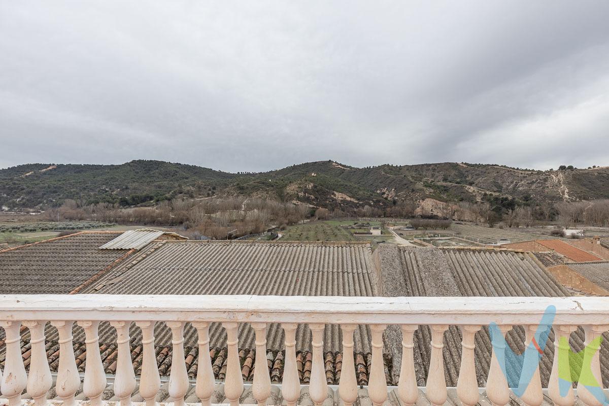 Sacamos a la venta una gran casa en el centro de Jayena a precio de escándalo!. Casa de 180 m2 distribuidos en tres plantas y con posibilidad de convertir en dos viviendas independientes. En Planta baja encontramos un coqueto porche que nos da acceso a salón, cocina independiente, despensa y baño completo. La segunda planta cuenta con acceso independiente desde el exterior y cuenta gran salón de 60 m2 y acceso a la tercera planta. La tercera planta, distribuida en 4 habitaciones, baño completo y acceso a una gran terraza en la azotea desde la que podrás disfrutar de unas vistas que enamoran. La vivienda se entrega completamente amueblada. La casa fue reformada hace 13 años, con muy buenas calidades y dispone de calefacción por gasoil. Se acaba de instalar ocho PLACAS SOLARES  para mayor ahorro. A destacar: totalmente exterior, con muchísima luz, en zona muy tranquila pero con todo los servicios a mano y a un precio inmejorable. Ref. N196. * El PVP indicado no incluye impuestos ni gastos de Escritura. * Honorarios de agencia (2.500€ + IVA) no incluidos. * Las superficies expresadas en esta página tienen carácter descriptivo y son aproximadas. Los precios pueden ser susceptibles de modificación sin previo aviso. * Esta vivienda se vende CON muebles.