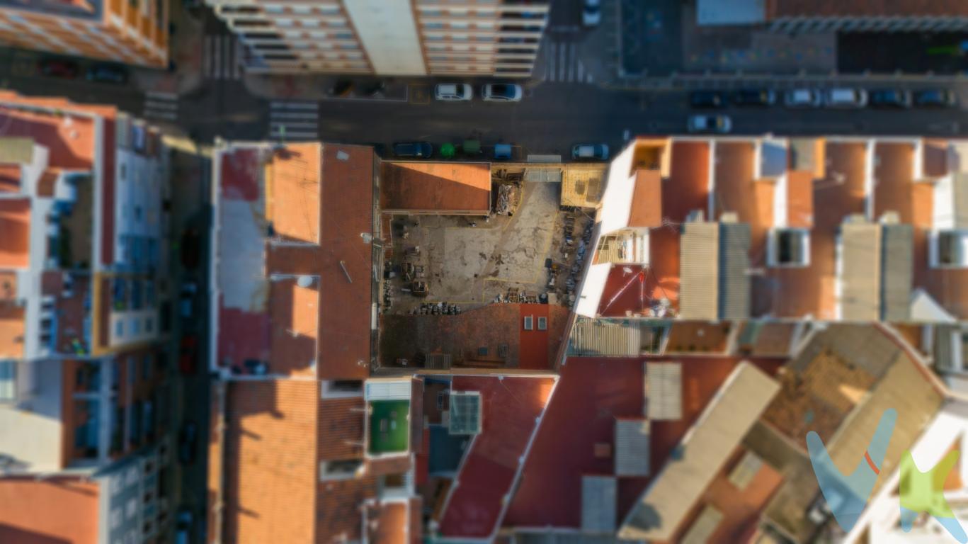 Excelente oportunidad de INVERSIÓN en Sagunto.Se vende propiedad ideal para inversores, ubicada en Sagunto, en una zona con gran proyección de rentabilidad y alta demanda. El inmueble ofrece un potencial proyecto de 428 m2 con una altura de 4 plantas, 4 viviendas por planta, superficie aproximada por vivienda: 90 m con un total de 12 viviendas proyectadas + 12 garajes. Perfecto para inversión con alta rentabilidad o revalorización futura.Puntos clave para inversores:  Zona consolidada y bien comunicada.  Alta demanda de alquiler en la zona.  Buena distribución y múltiples posibilidades de actualización.  Ideal para rentabilidad inmediata o reforma estratégica.Ubicación  Sagunto: Situado cerca de comercios, servicios, transporte público y principales vías de acceso, lo que garantiza facilidad de alquiler y alta ocupación.Inversión segura: Una oportunidad sólida tanto para inversores particulares como patrimoniales que buscan rentabilidad y crecimiento de valor en una ubicación estratégica.Contacta para más información o visita No dejes pasar esta oportunidad de inversión en Sagunto.  Para más información o concertar una visita, no dudes en contactarnos. Tu próximo proyecto empieza aquí.¿Hablamos?* En nuestra agencia contamos con el distintivo de Agentes de Intermediación Inmobiliaria de la Comunitat Valenciana (Número de registro RAICV 1394) y cumplimos con todos los requisitos que debe tener un profesional del sector inmobiliario.*Por mandato expreso del propietario, comercializamos este inmueble en exclusiva, lo que le garantiza el acceso a toda la información, a un servicio de calidad, un trato fácil, sencillo y sin interferencias de terceros. Si usted es agente inmobiliario y tiene un cliente para este inmueble, llámenos estaremos encantados de colaborar. *El precio indicado no incluye gastos ni otros conceptos. A tal efecto, se informa que al referido precio habrá que añadirle los gastos propios de la transmisión inmobiliaria, entre los que cabe enumerar los siguientes: honorarios notariales, impuesto al que se encuentre sujeta la transmisión (Impuesto sobre el Valor Añadido o Impuesto sobre Transmisiones Patrimoniales y Actos Jurídicos Documentados, según el caso), gastos de inscripción en el Registro de la Propiedad y honorarios de intermediación de la agencia inmobiliaria. *¿Qué te ofrecemos en nuestra agencia?  - Agilizamos y hacemos más cómodo el proceso. - ¡Nos ocupamos de todo! Cero preocupaciones. - Recibe apoyo legal y fiscal durante todo el proceso. - Experto inmobiliario 100% a tu lado. - Asistencia post venta ¡Seguimos a tu lado!