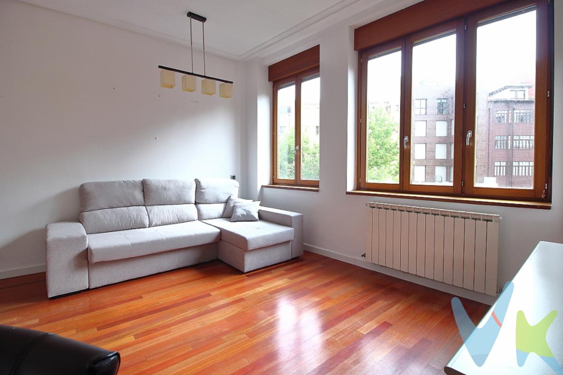 En el corazón de Gijón, al lado de la Playa de San Lorenzo en la emblemática Escalerona, se presenta una oportunidad única para adquirir un piso que combina comodidad, modernidad y ubicación privilegiada. Este inmueble, que se encuentra en venta, destaca por sus 111 metros construidos de puro potencial y 88 metros útiles que se distribuyen de manera eficiente y práctica, pensado para ofrecer el máximo confort a sus futuros propietarios.El edificio, erigido en 2005, fachada catalogada interés arquitectónico. Ubicado en la primera planta con una altura real de un segundo piso, el acceso a la vivienda es sencillo y directo, gracias al moderno ascensor que añade un plus de comodidad al día a día. Este es, sin duda, un hogar diseñado para quienes valoran la calidad y la practicidad.Su orientación Este nos garantiza iluminación y sol en la vivienda desde primera hora del amanecer, además sus vistas al museo de la Ciudadela nos trasmite un oasis de tranquilidad en medio de la vibrante actividad del epicentro de GijónLos tres dormitorios que componen este piso son espaciosos y abundan en luz natural, todos ellos con armarios empotrados, convirtiéndolos en refugios perfectos para el descanso y la tranquilidad. La distribución de estas habitaciones permite una personalización óptima, adaptable a diferentes estilos de vida y necesidades. Ya sean familias o parejas, este espacio es versátil y promete ser el hogar perfecto para cualquier comprador que busque estabilidad y confort.Su ubicación en el Centro de Gijón al lado de la emblemática Escalerona de la Playa de San Lorenzo asegura que el transporte público nunca será un problema. Con paradas de autobús cercanas, la conexión con el resto de la ciudad es rápida y sencilla, proporcionando una movilidad inigualable en la vida cotidiana. Además, vivir en esta área significa tener al alcance la diversidad de comercios, restaurantes, y servicios que hacen del centro de Gijón un lugar vibrante y animado.Otro atractivo fundamental es que este piso se vende completamente amueblado. Los muebles de estilo moderno y los electrodomésticos de calidad incluidos con garantía de fabrica, facilitan la transición a su nuevo hogar sin preocupaciones ni inversiones adicionales. Cocinas equipadas, salones acogedores, y baños funcionales hacen de este piso una opción idónea para quienes desean una mudanza rápida y sencilla, sin comprometer la calidad ni el estilo.El equilibrio perfecto entre espacio y funcionalidad se refleja en cada rincón del inmueble. Las áreas comunes y privadas fluyen naturalmente, creando un ambiente armonioso y acogedor. La calidad de los acabados y el estado de conservación de la propiedad son notables, lo cual añade valor y atractivo a esta extraordinaria oportunidad residencial.Aquellos que buscan una inversión segura en un entorno urbano consolidado, encuentran en este piso una propuesta que vale la pena explorar. Este inmueble no es solo un lugar donde vivir, es un punto estratégico que significa estilo de vida, comodidad, y la esencia de Gijón al alcance de su mano.Visitar esta propiedad es el primer paso para enamorarse de un espacio que invita a vivir en plenitud, con todas las ventajas de la vida urbana sin renunciar al confort. Los detalles de este piso superarán sus expectativas y harán que se imagine a usted mismo disfrutando inmediatamente de este rincón especial de Gijón. Agende su visita y descubra todo lo que este excepcional hogar tiene para ofrecer.Contamos con más de 35 años de experiencia acreditada y nuestro objetivo es garantizarle un servicio de compra humano, ético, de calidad, fácil y seguro. Nuestro equipo lo integran agentes con la titulación AIR (Agente Inmobiliario Registrado), somos CRS (Council of Residential Specialist) y API. (Agente de la Propiedad Inmobiliaria Colegiado nº248). Contamos con un seguro de Caución que nos permite garantizar el depósito de las cantidades entregadas por nuestros clientes.Te ayudamos con la financiación con las mejores condiciones hipotecarias hasta el 100%.Consulte en nuestras reseñas de Google lo que opinan los clientes que ya han trabajado con nosotros.El precio no incluye gastos de notaría, registro e impuesto de transmisiones