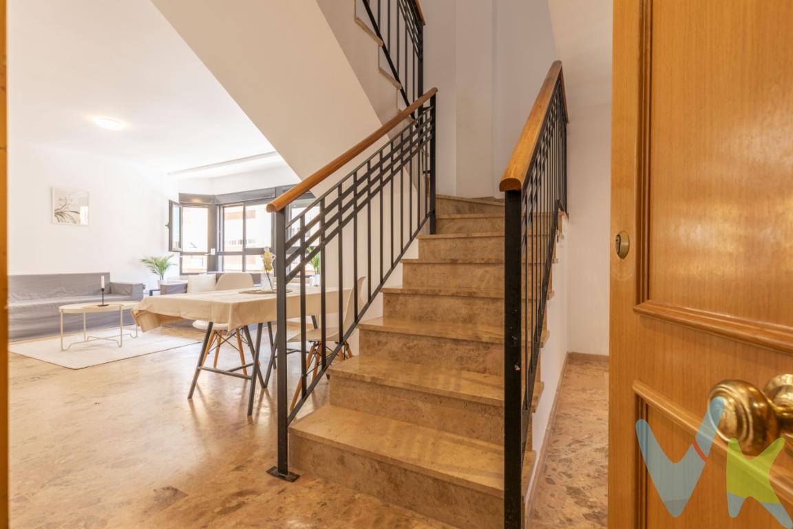 Presentamos un dúplex de 159 m² construidos  que destaca por su amplitud, sus techos altos y una luminosidad extraordinaria. Aunque la vivienda se sitúa en la planta baja de la finca, la inclinación de la fachada permite que tanto el salón como la cocina disfruten de una altura equivalente a una primera/segunda planta, garantizando mejores vistas y privacidad.El inmueble ha sido diseñado con calidades óptimas para ofrecer el máximo confort. Toda la vivienda es exterior, incluidos los cuartos de baño y el aseo, los cuales cuentan con grandes ventanales que aprovechan al máximo la luz natural. En su interior, los acabados son de alta durabilidad, con suelos de mármol veteado en tono claro, carpintería interna de roble y cerramientos exteriores de aluminio con doble acristalamiento tipo Climalit. Además, dispone de un sistema de calefacción centralizada por radiadores con termostato en todas las estancias.La zona de descanso se distribuye en tres habitaciones dobles, todas ellas equipadas con armarios empotrados totalmente vestidos. En cuanto a la finca, el edificio construido en 2003 ofrece una accesibilidad total gracias a su entrada adaptada a personas con movilidad reducida (PMR) mediante rampa y dos ascensores que conectan directamente con el parking comunitario mediante acceso con llave.Esta propiedad representa una oportunidad única para quienes buscan un hogar espacioso, eficiente y bien ubicado en el municipio de Náquera, combinando un entorno tranquilo con la cercanía a todos los servicios necesarios y transporte público.